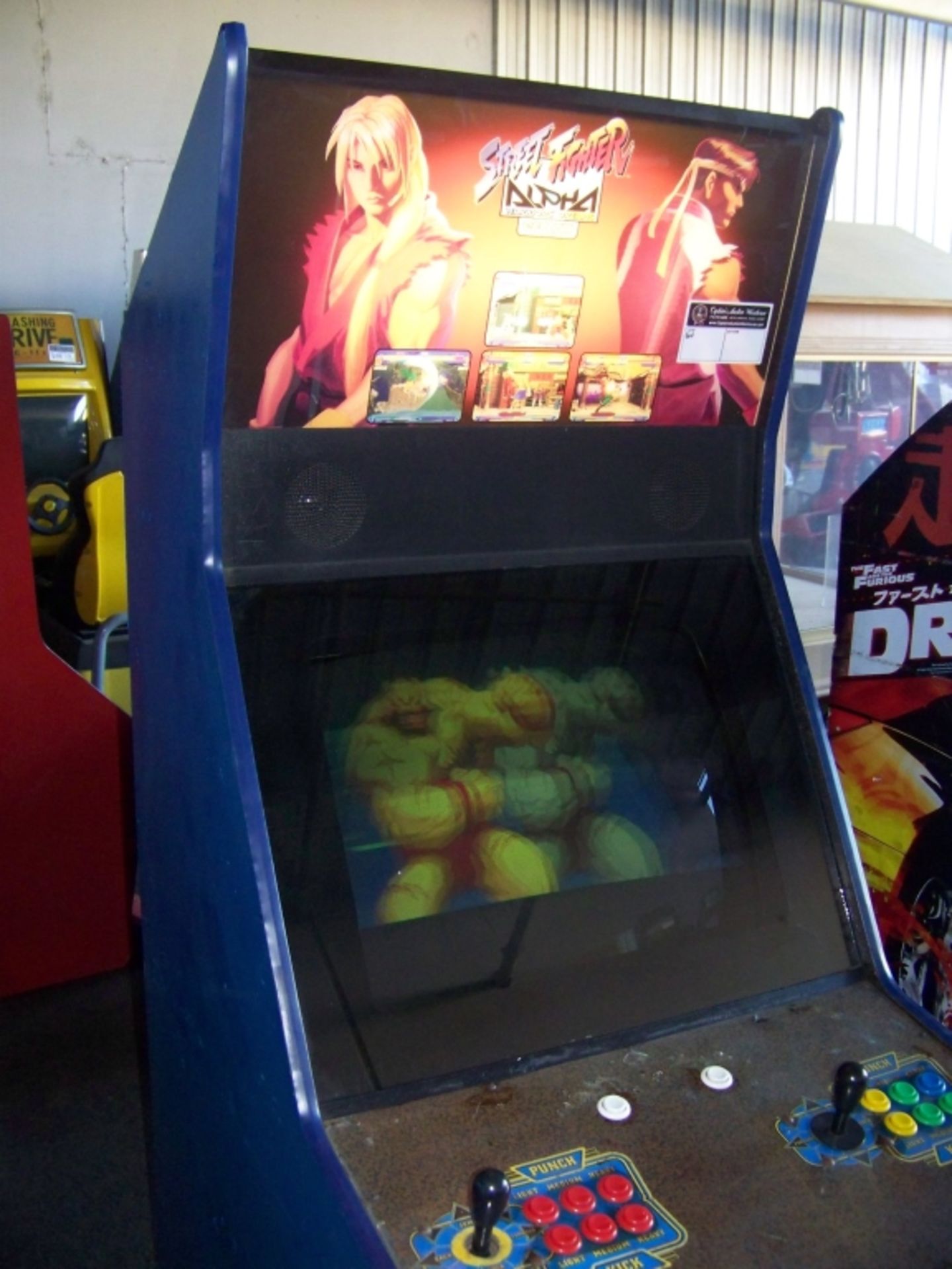 STREET FIGHTER ALPHA 2 BIG BLUE CAB ARCADE GAME - Image 4 of 5