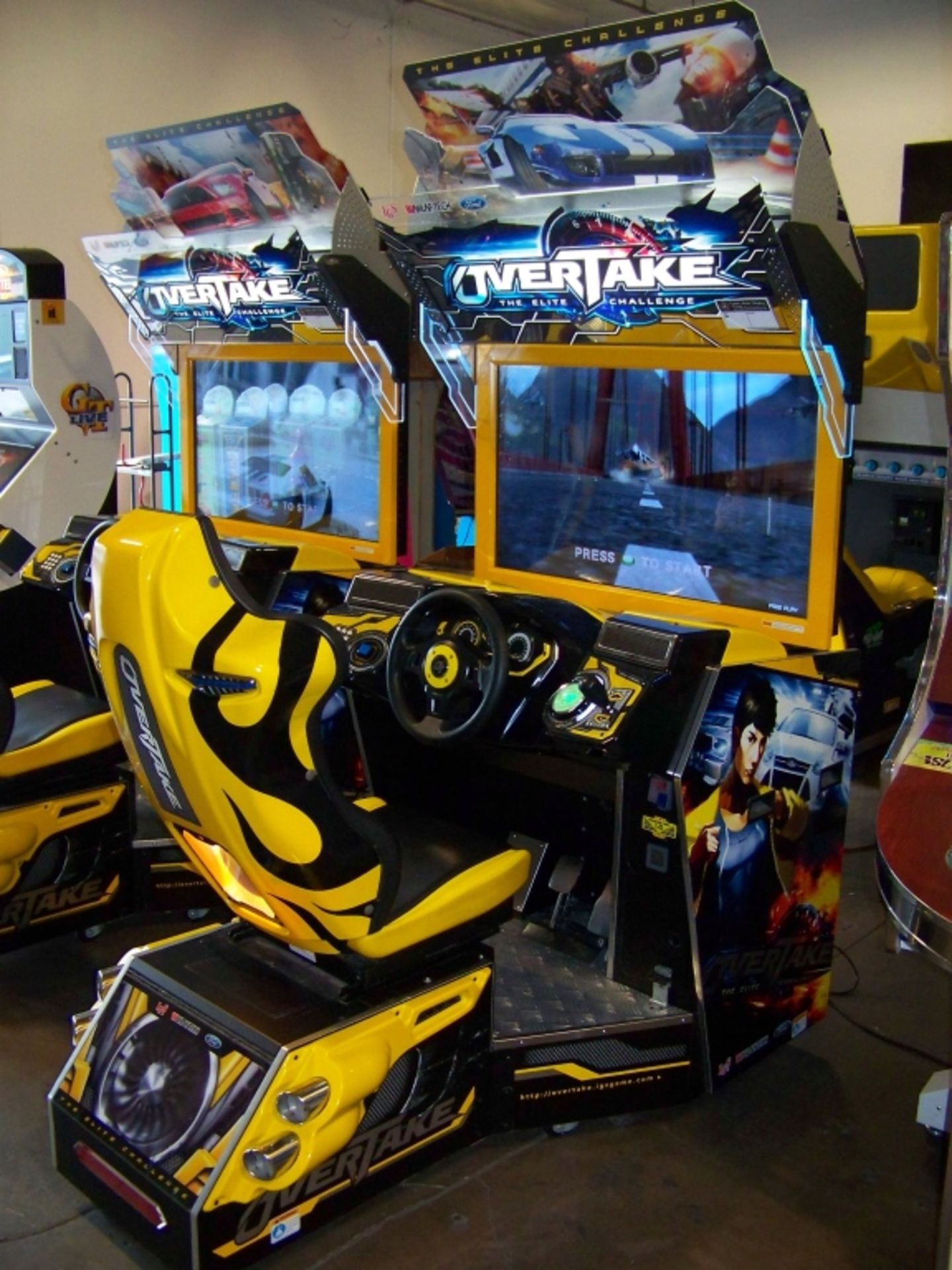 OVERTAKE ELITE CHALLENGE 42" LCD RACE ARCADE GAME - Image 2 of 6