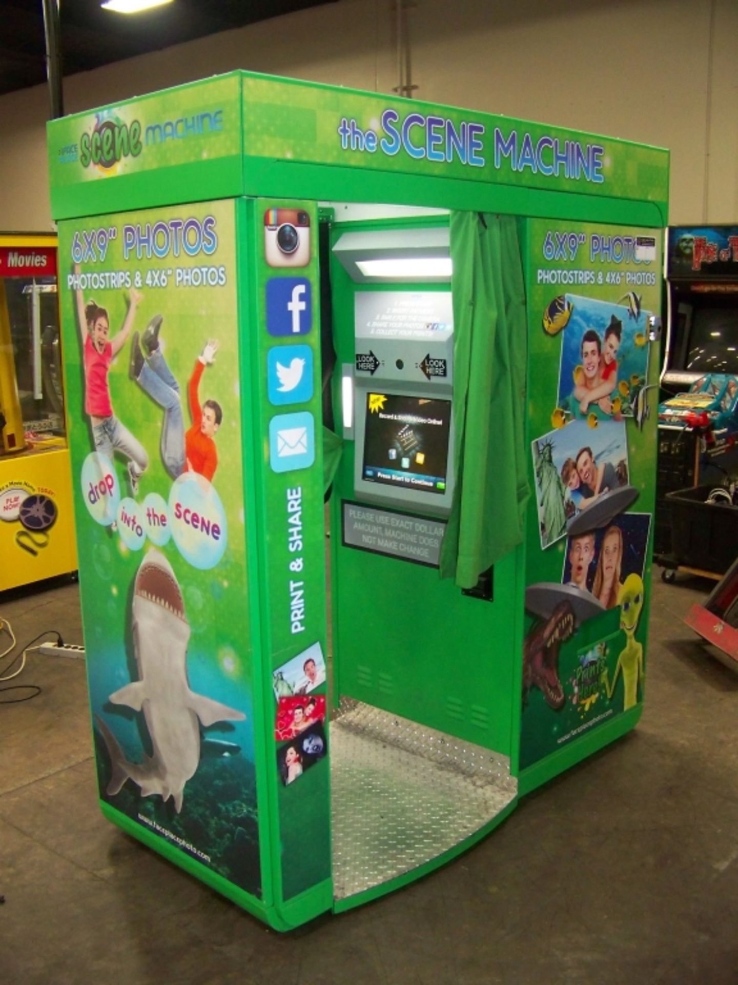 APPLE PHOTO BOOTH SCENE MACHINE GREEN KIOSK - Image 9 of 12