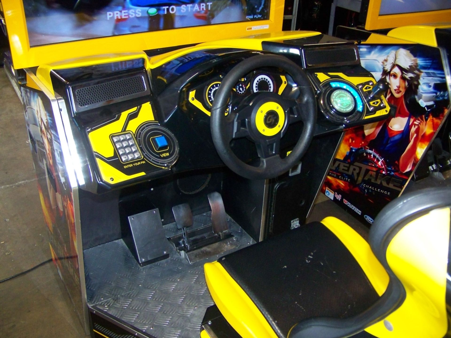 OVERTAKE ELITE CHALLENGE 42" LCD RACE ARCADE GAME - Image 3 of 7