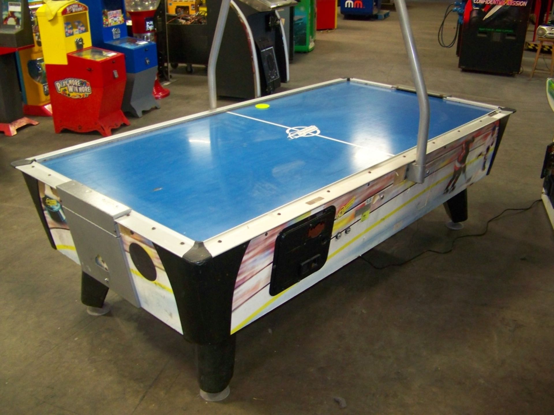 AIR HOCKEY DYNAMO ARENA W/ OVERHEAD SCORING - Image 2 of 6