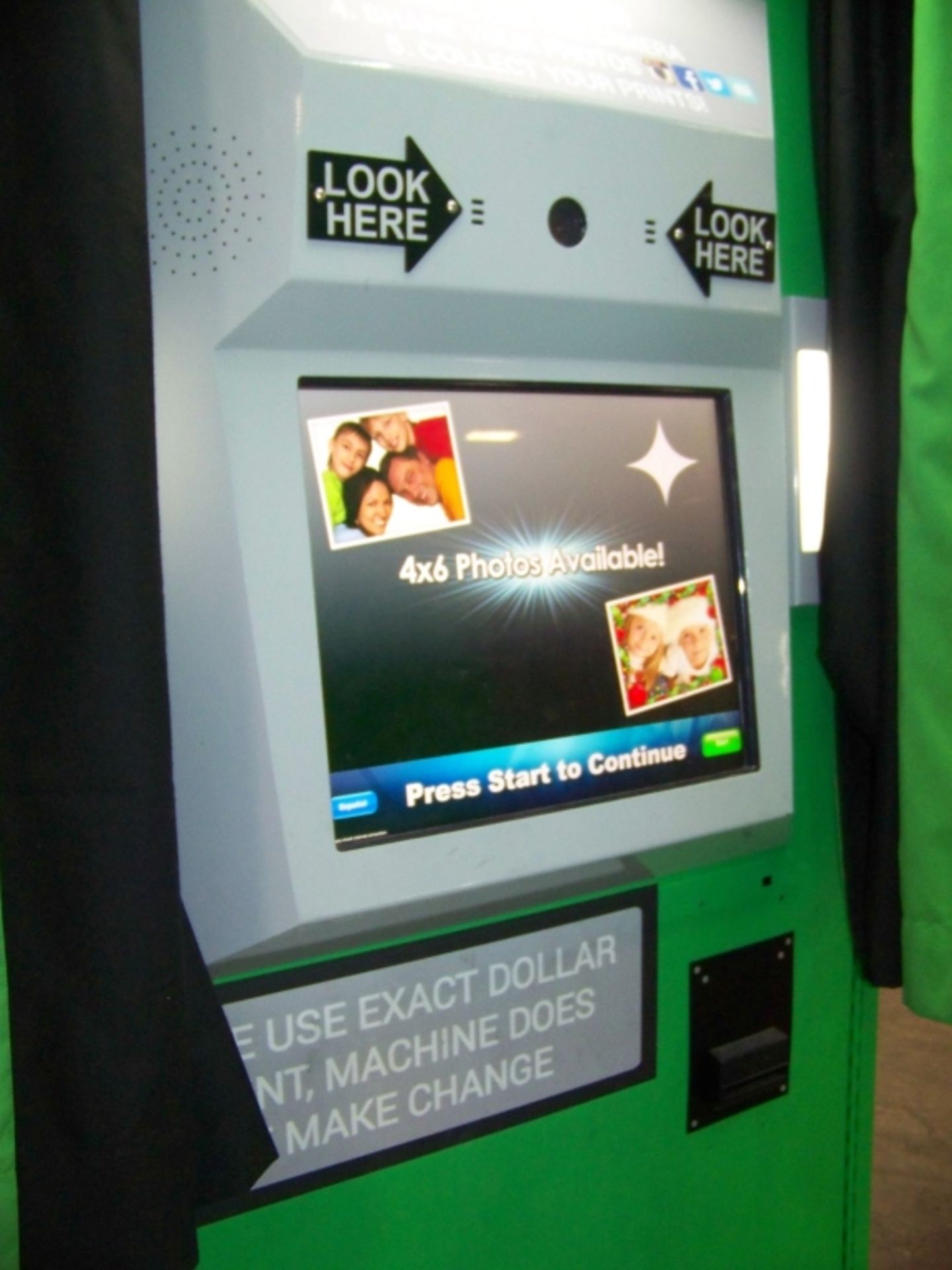 APPLE PHOTO BOOTH SCENE MACHINE GREEN KIOSK - Image 4 of 12