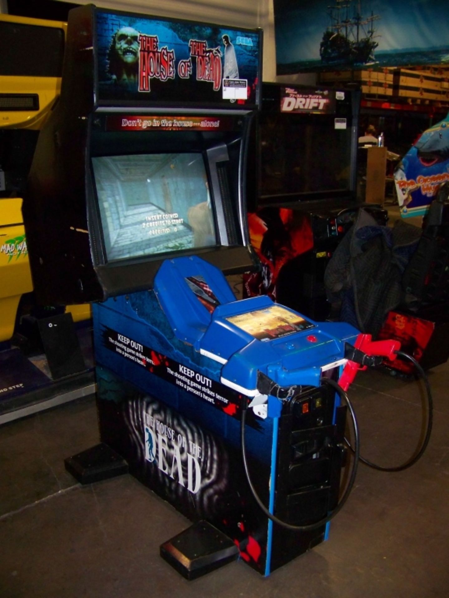 THE HOUSE OF THE DEAD ZOMBIE SHOOTER ARCADE GAME