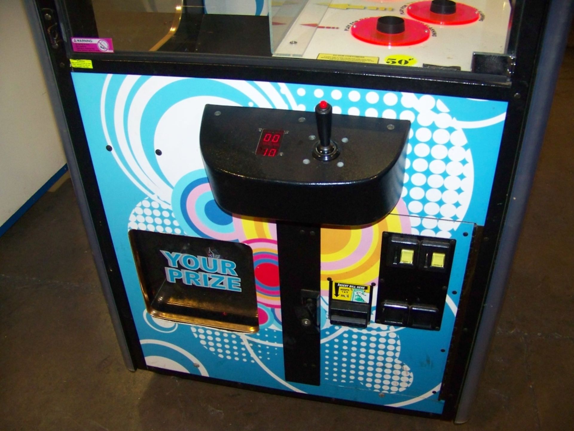 HOLE-N-WIN NOVELTY CRANE PRIZE MACHINE SMART - Image 3 of 6