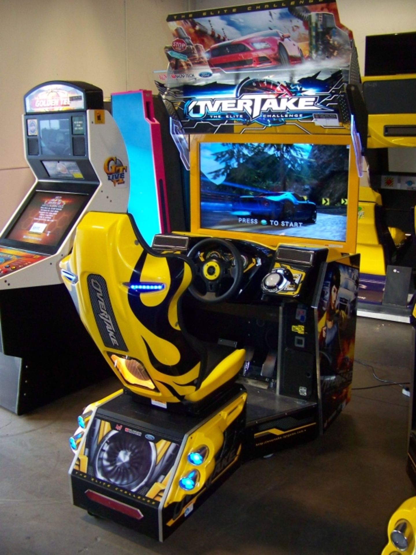 OVERTAKE ELITE CHALLENGE 42" LCD RACE ARCADE GAME - Image 5 of 7