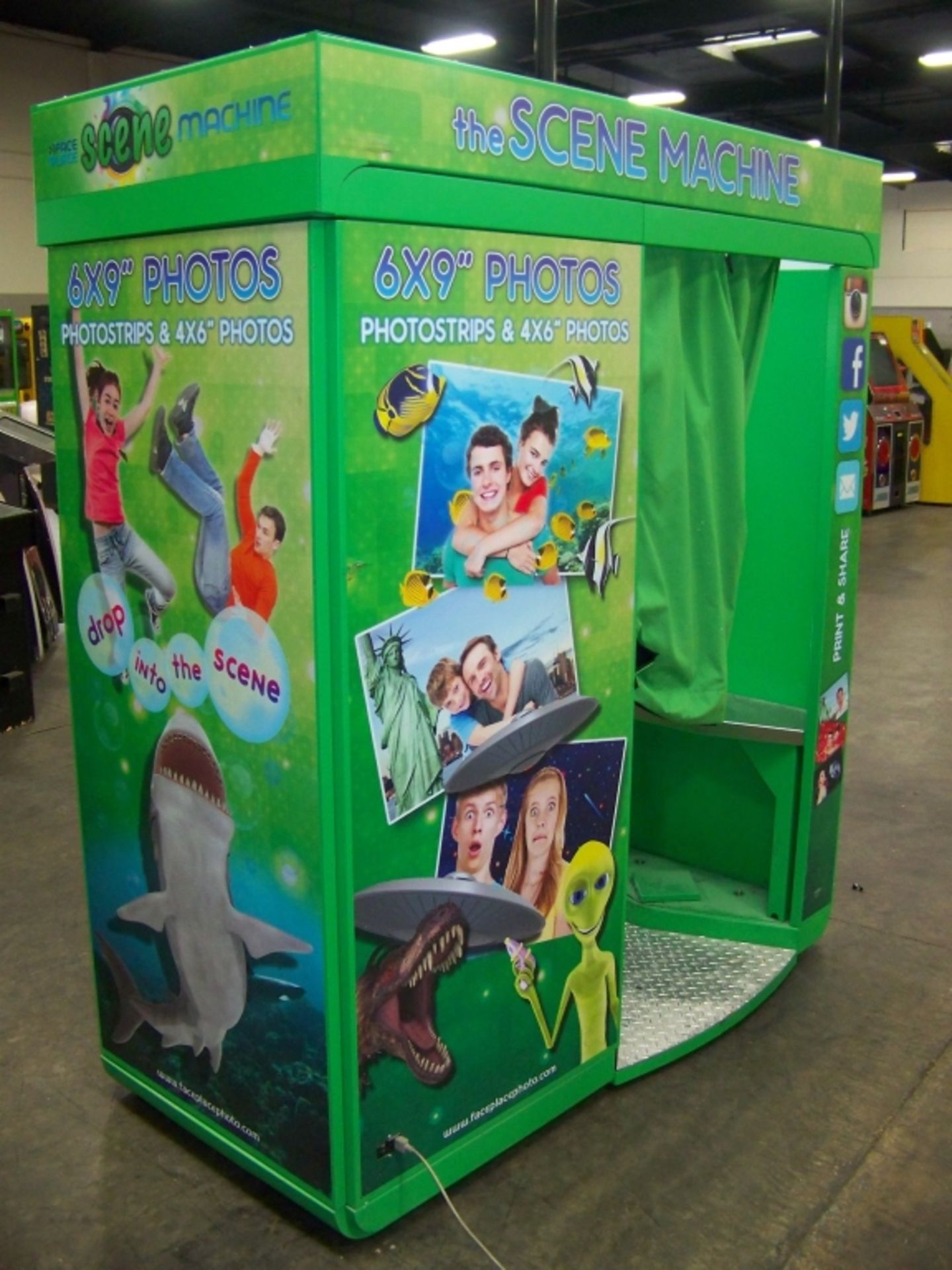 APPLE PHOTO BOOTH SCENE MACHINE GREEN KIOSK