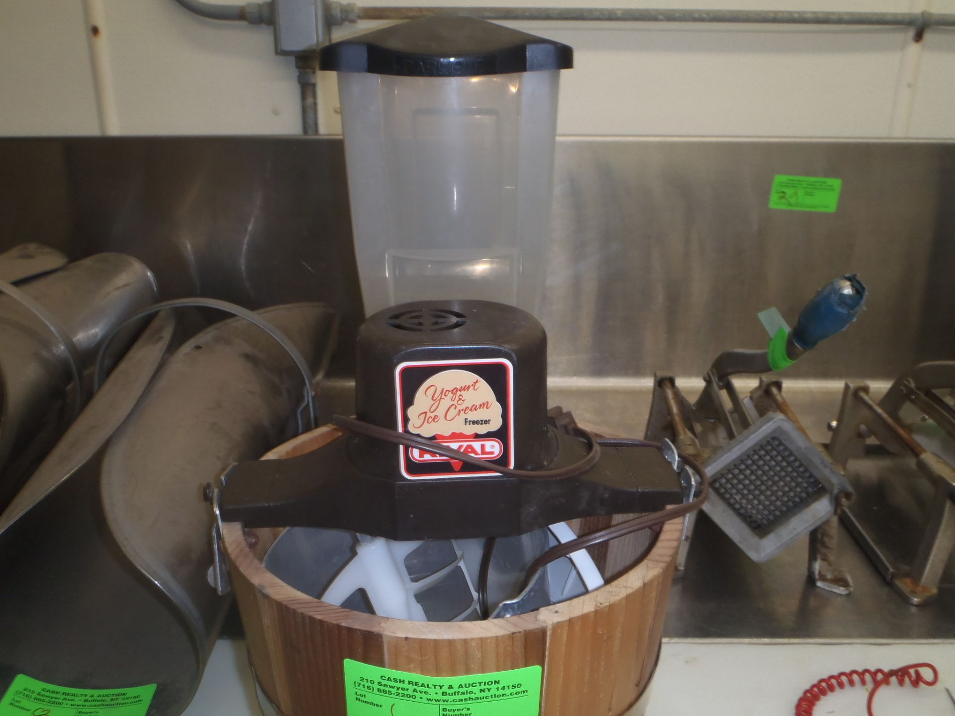 ICE CREAM MAKER AND DRINK DISPLAY