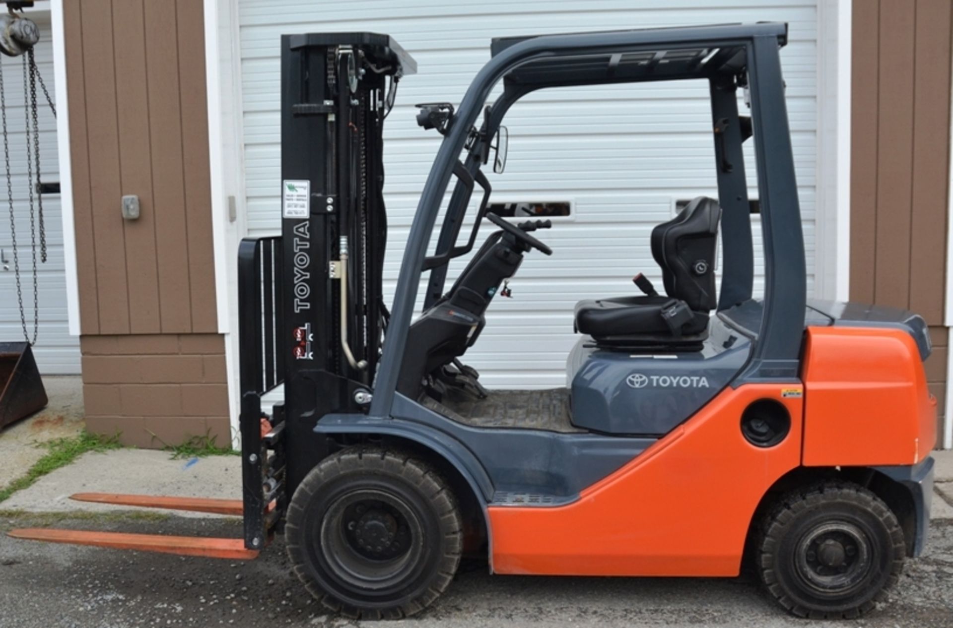 2016 Toyota Forklift, Diesel Gas Powered, 5000 lb. Capacity, Side Shifter - ONLY 115 Hours