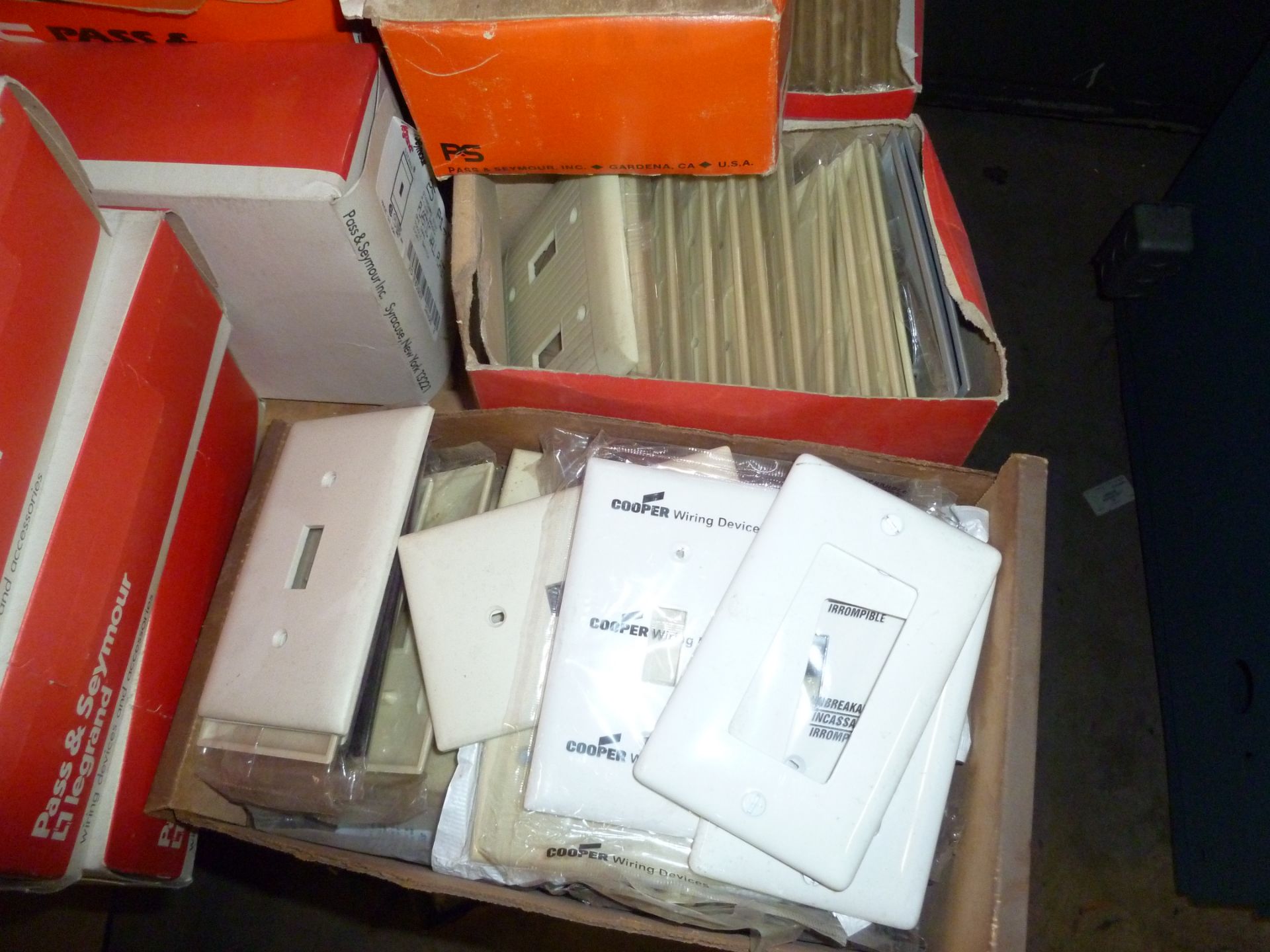 CART OF NEW ELECTRICAL WALL PLATES AND SWITCHES (LOCATED AT 6901 ARDMORE AVE. FORT WAYNE, IN 46809) - Image 5 of 8
