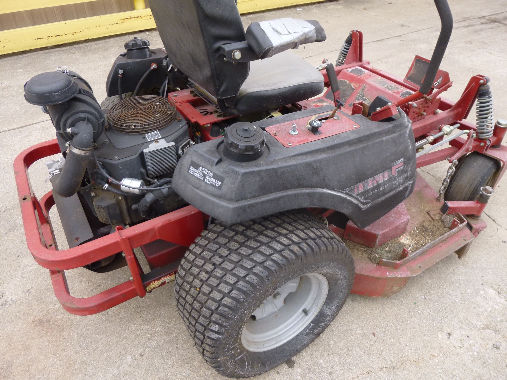 Ferris IS3000 zero turn mower 61" deck Gas Kohler Command 27 Motor Runs and drives (located at 500 - Image 6 of 8