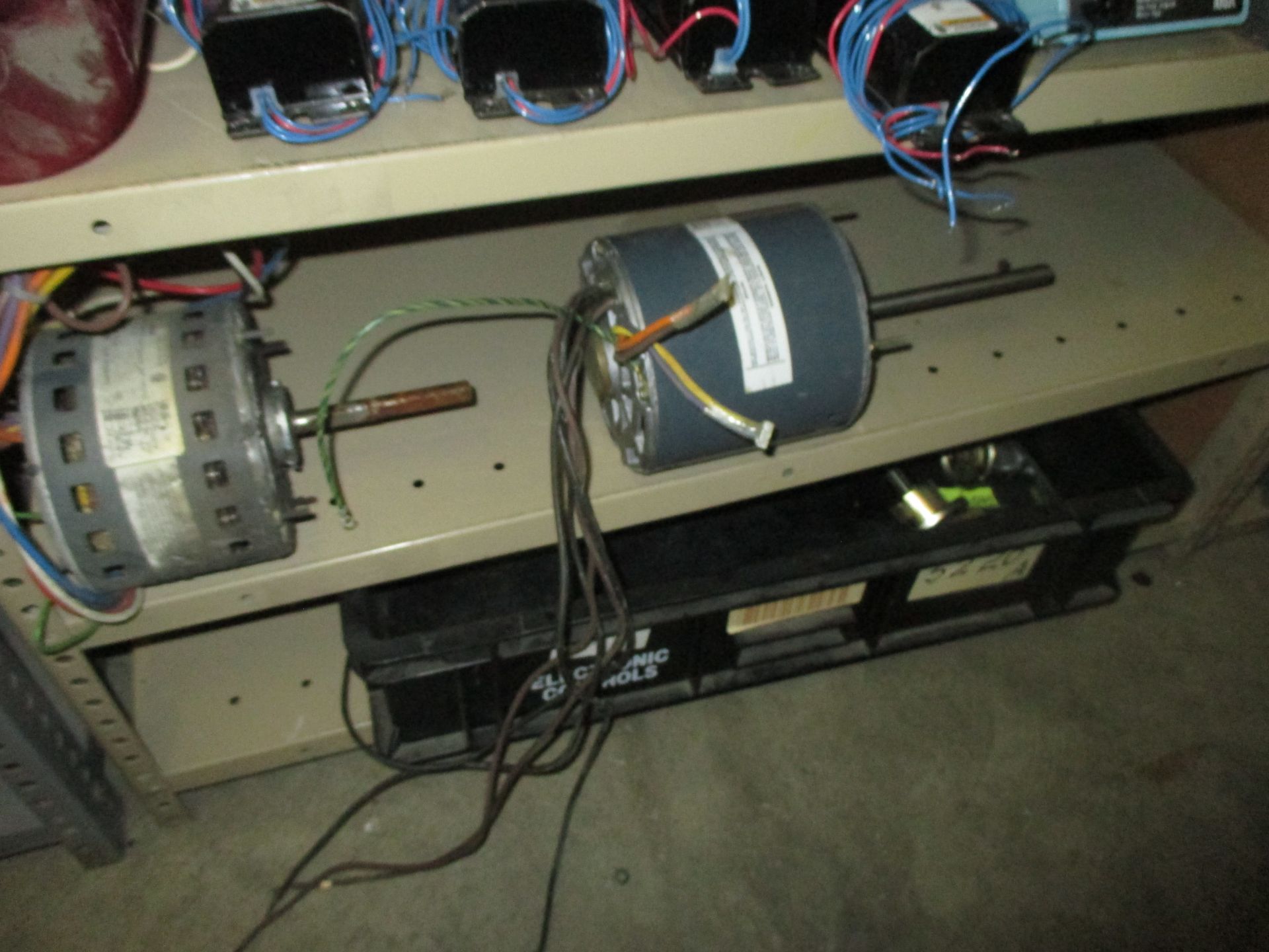 CONTENTS OF SHELF INCLUDING ACOPIN AC TO DC MODULES; G.E. BALAST; DWYER PHOTOHELIC SERIES A3000; - Image 6 of 6