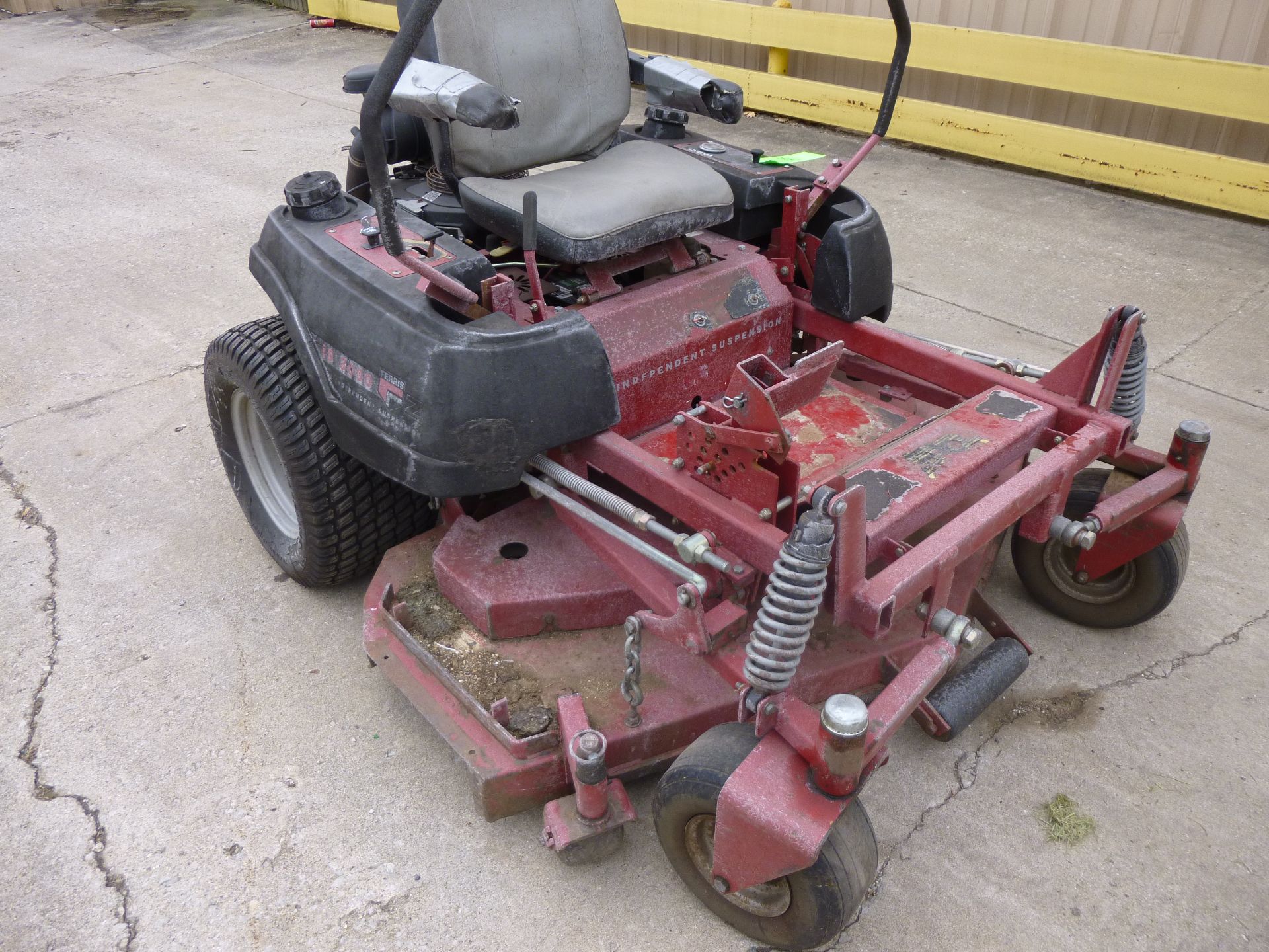 Ferris IS3000 zero turn mower 61" deck Gas Kohler Command 27 Motor Runs and drives (located at 500 - Image 7 of 8