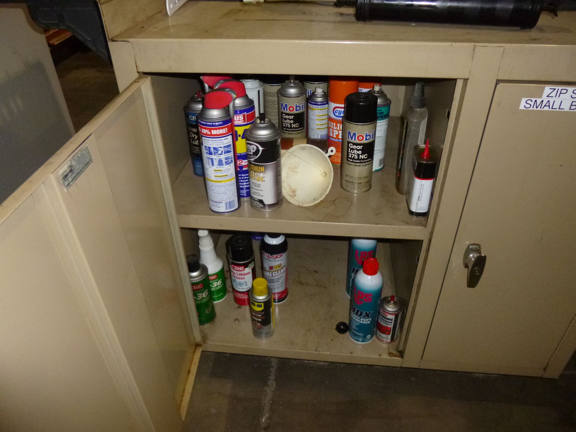 Rolling shop cabinet with contents - Image 2 of 3