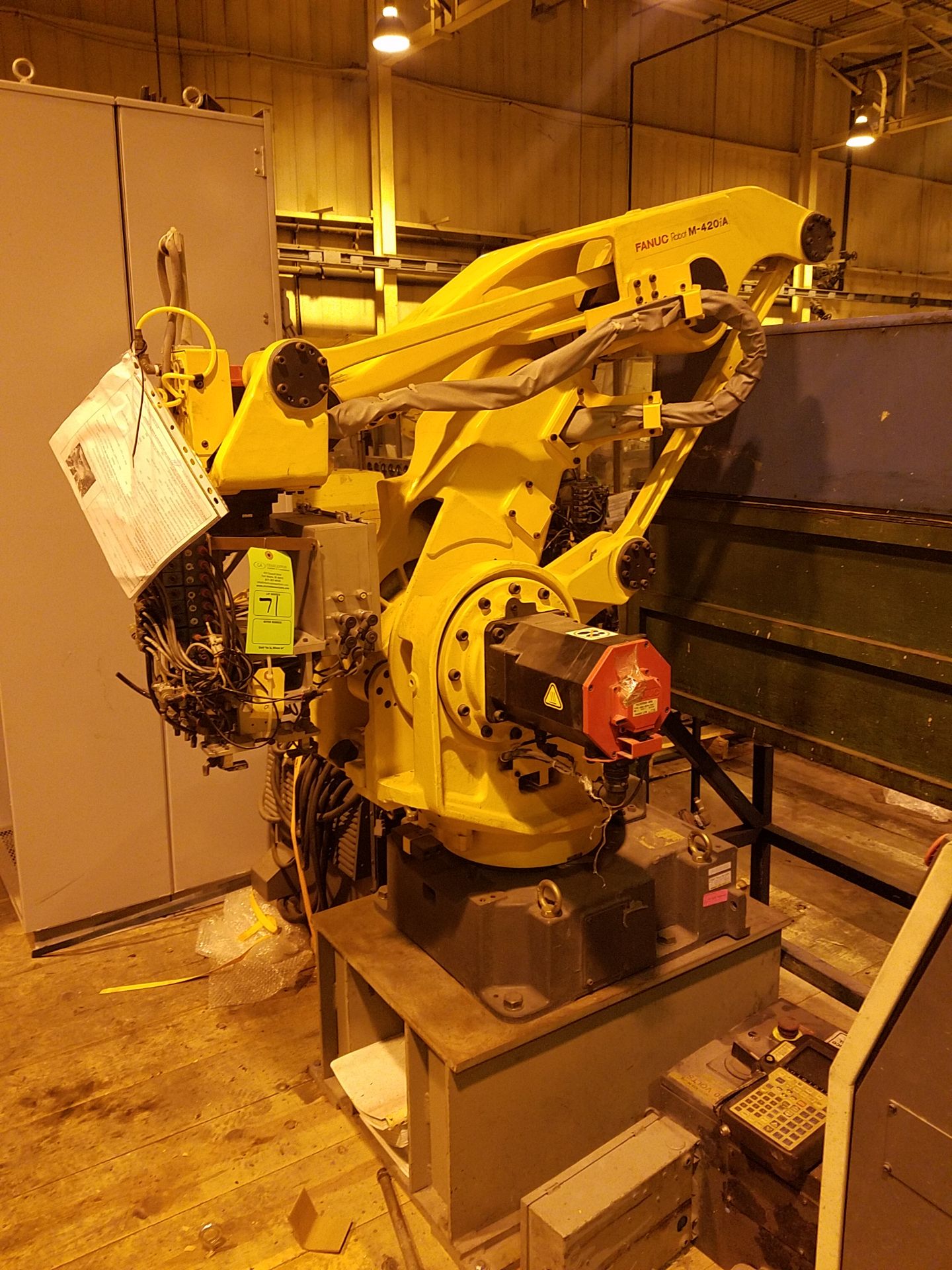 FANUC ROBOT MODEL M-420IA S#A05B-1040-B201 W/SYSTEM RJ3IB CONTROL(LOCATED AT 880 MAPLE AVE,