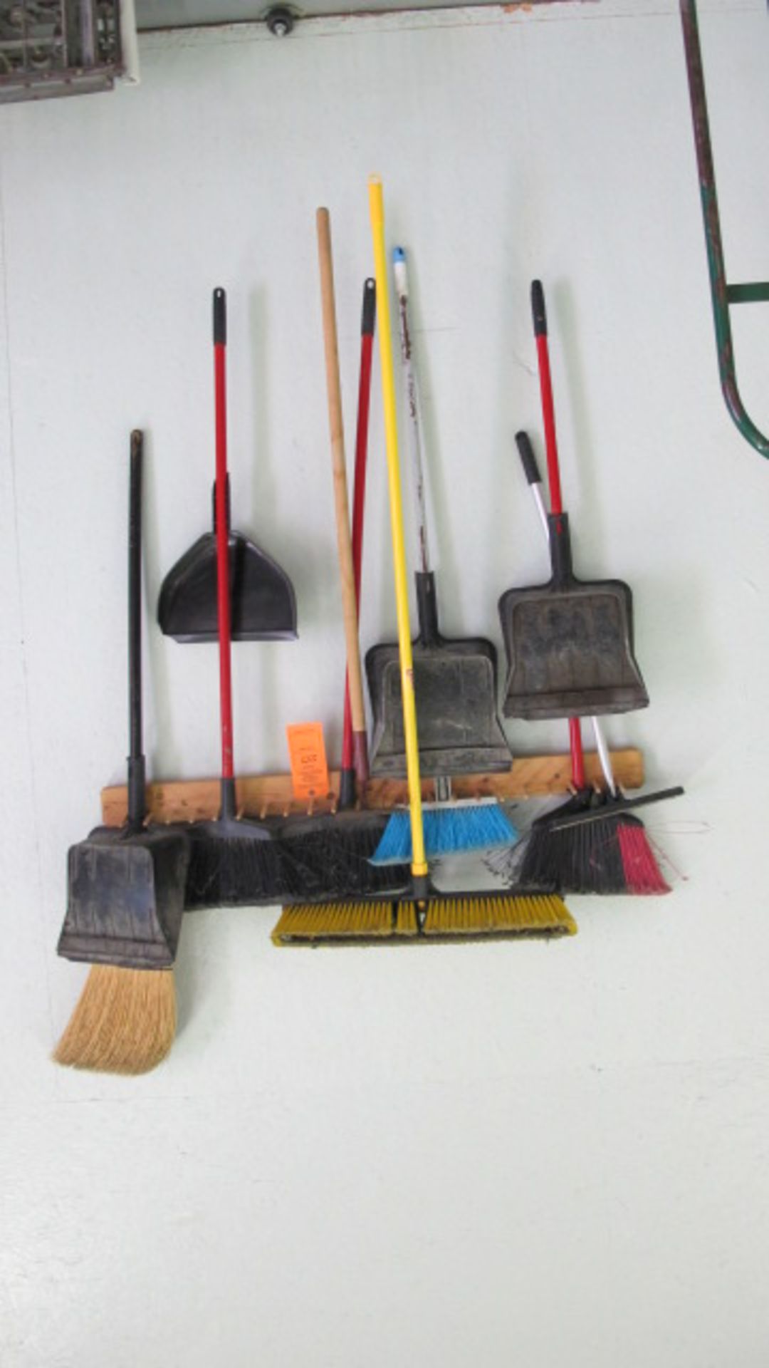 BROOMS DUST PAN W/RACK