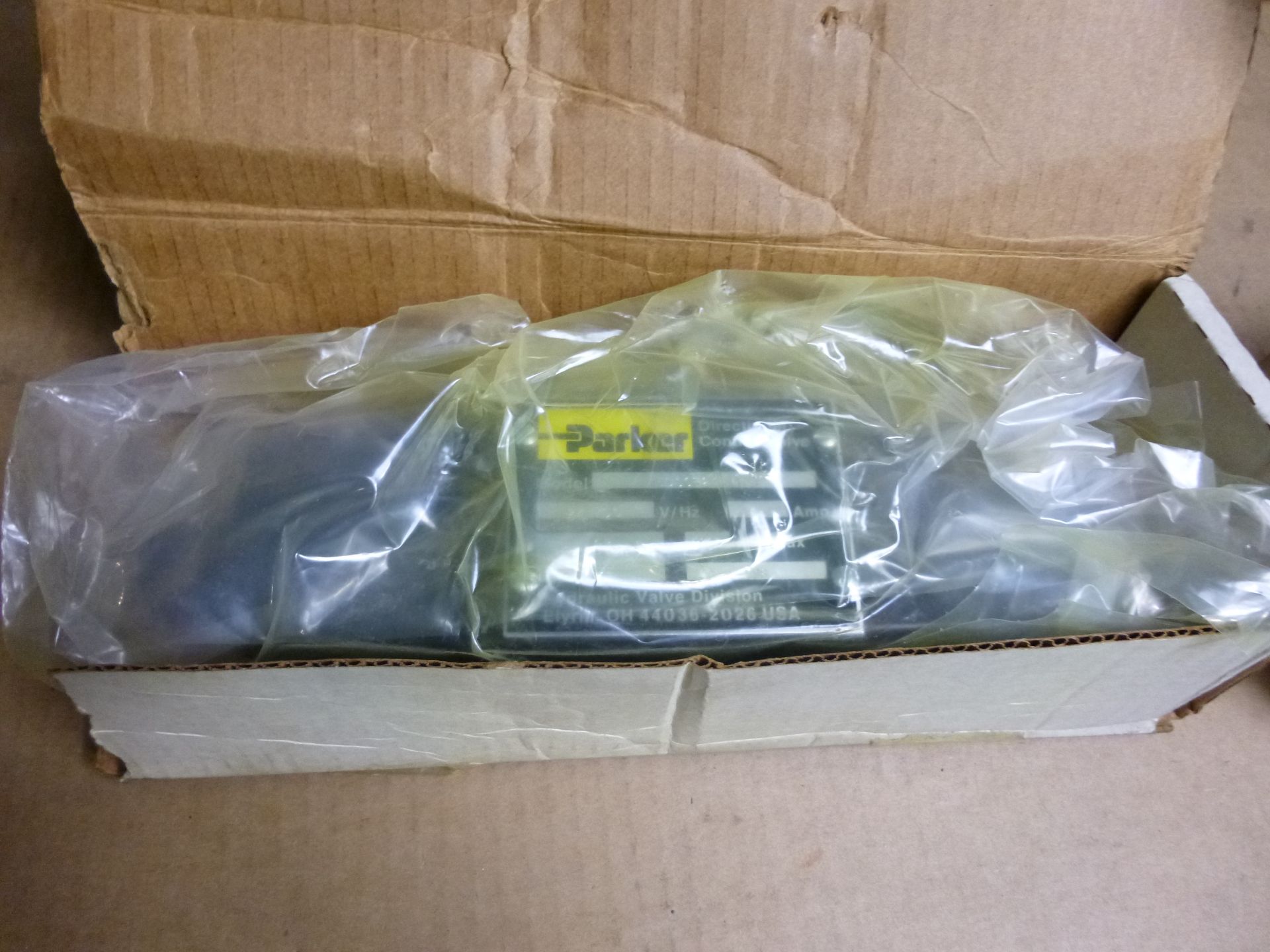 (Qty 1) Parker Fluidpower 5DSCE24H directional control valve (new in box) Shipping can be prepared - Image 2 of 2