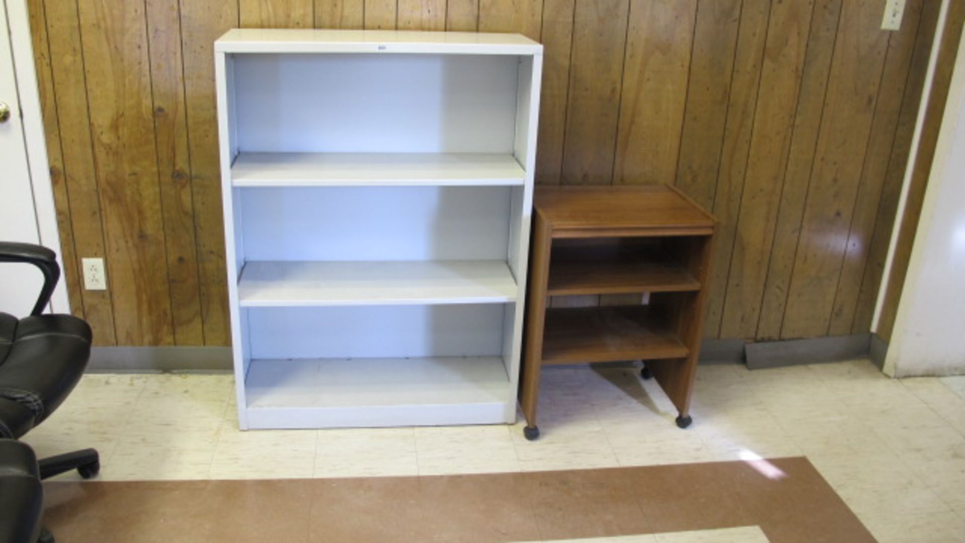 ROOM & CONTENTS: L-SHAPED DESK (4) FILING CABINETS (3) OFFICE CHAIRS & (2) BOOK SHELVES - Image 5 of 5