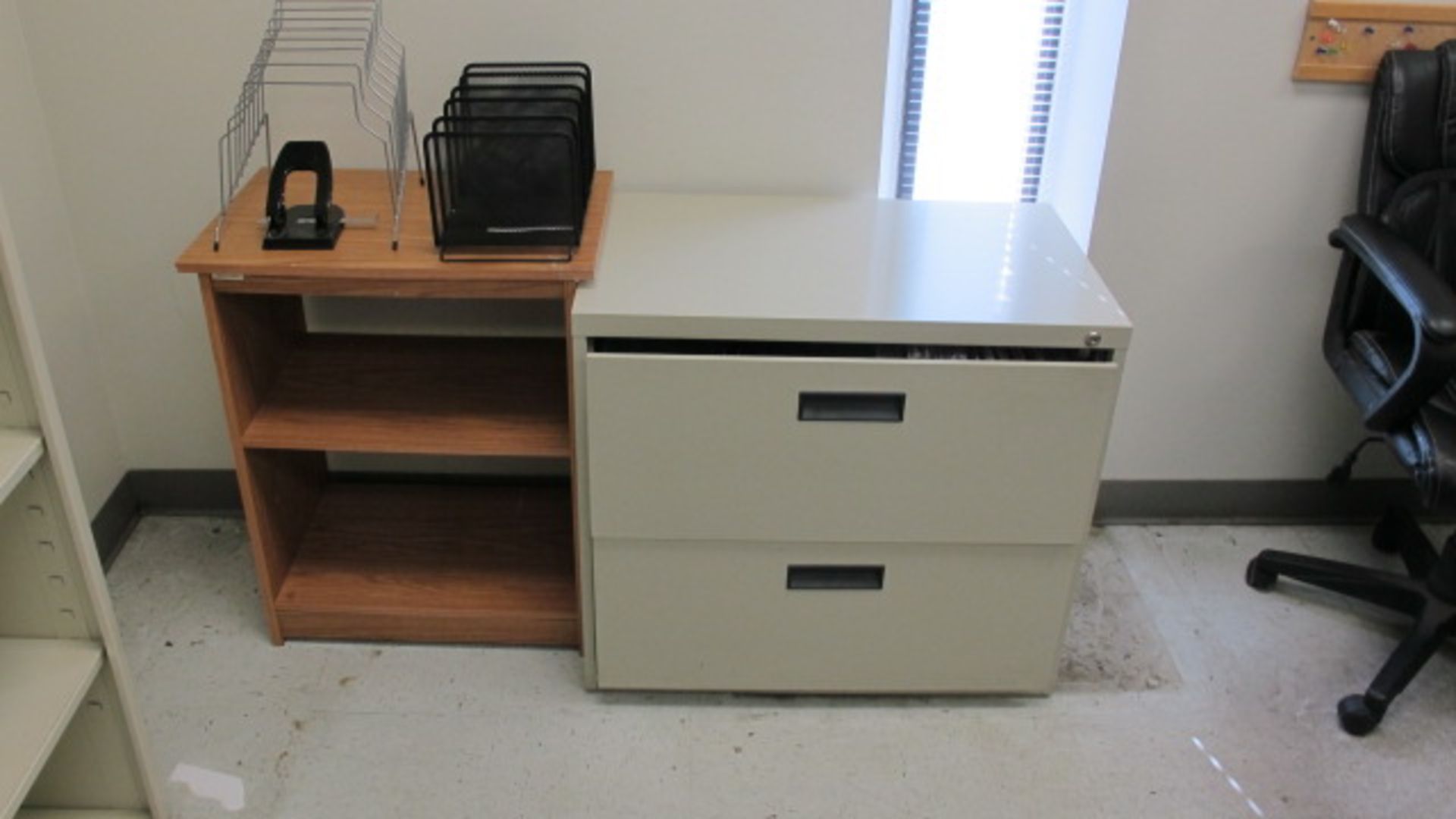 ROOM & CONTENTS; L-SHAPED DESK; TENSCO 6-SHELF BOOKSHELF; HORIZONTAL FILE CABINET; VERTICAL FILE - Image 6 of 6