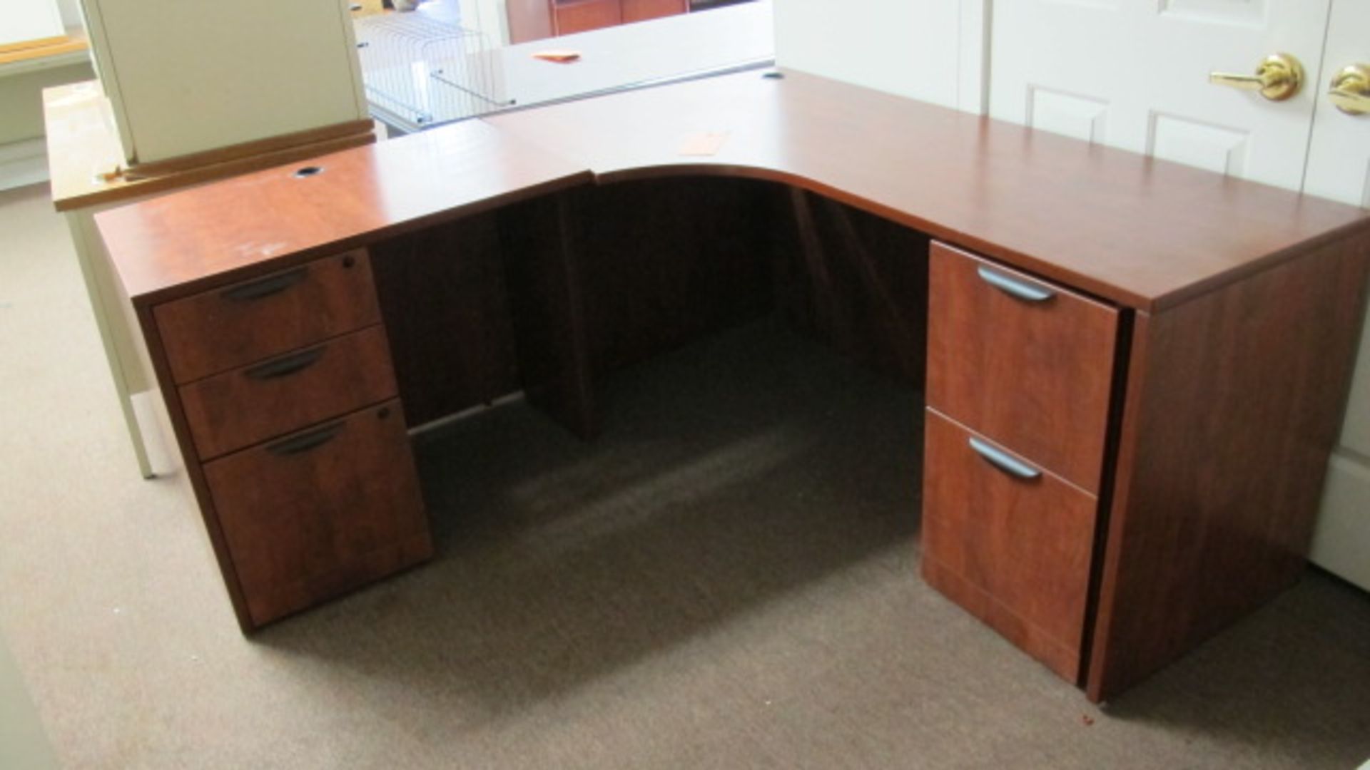 LAMINATED L DESK