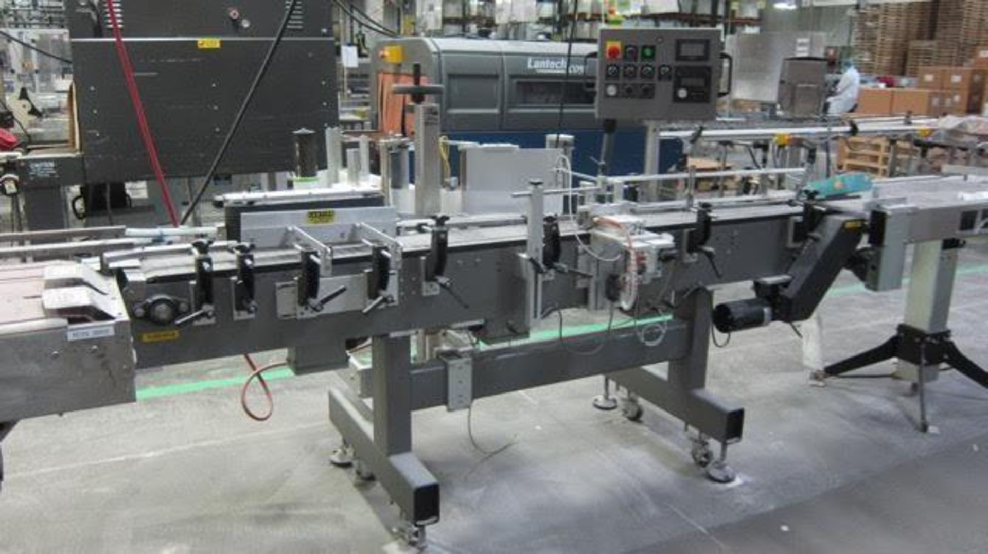 Universal Labeler with conveyor