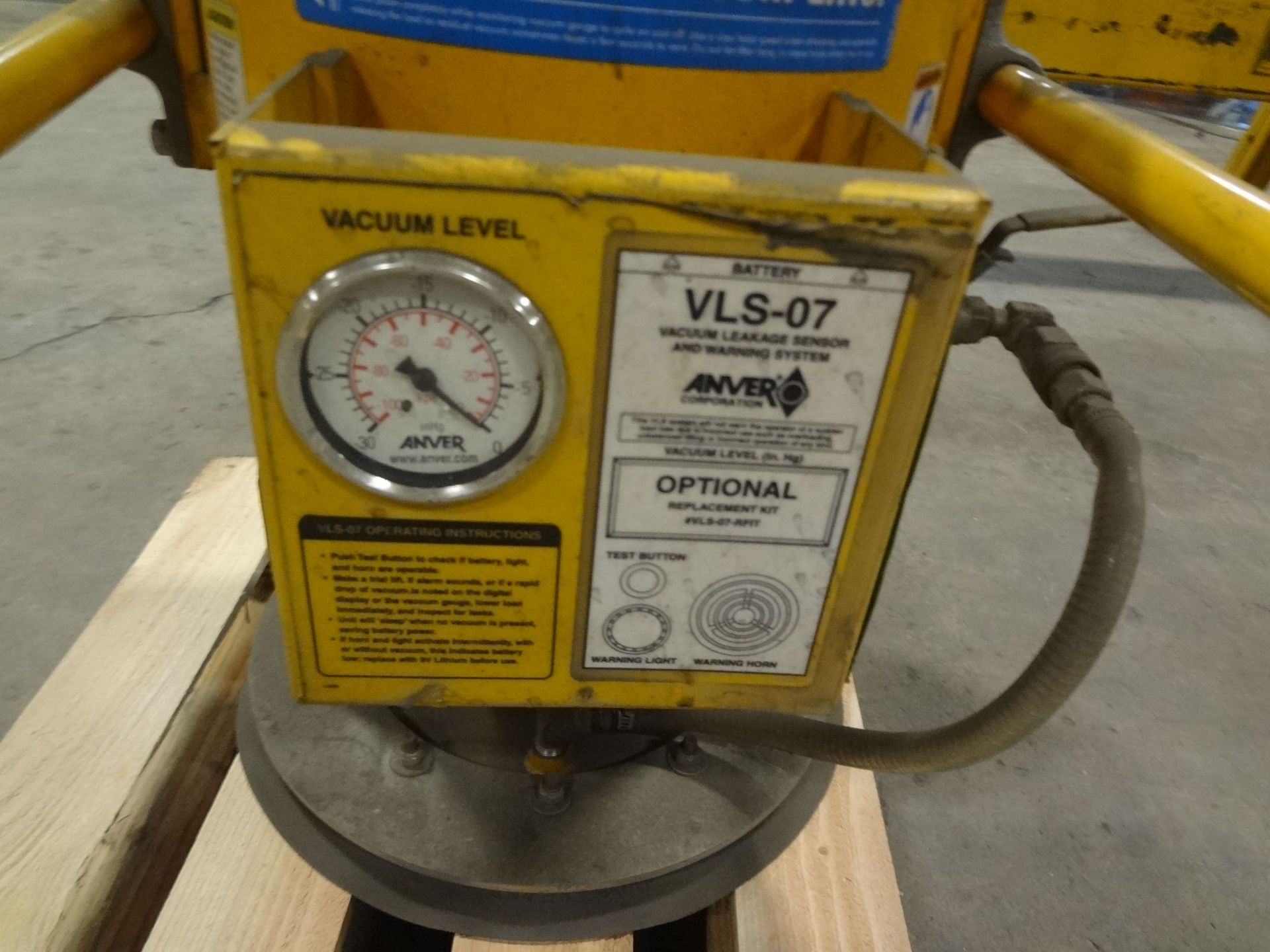 750 LB ANVER MODEL VLM-W/PA145-5-3 SINGLE CUP VACUUM LIFTER - Image 3 of 4