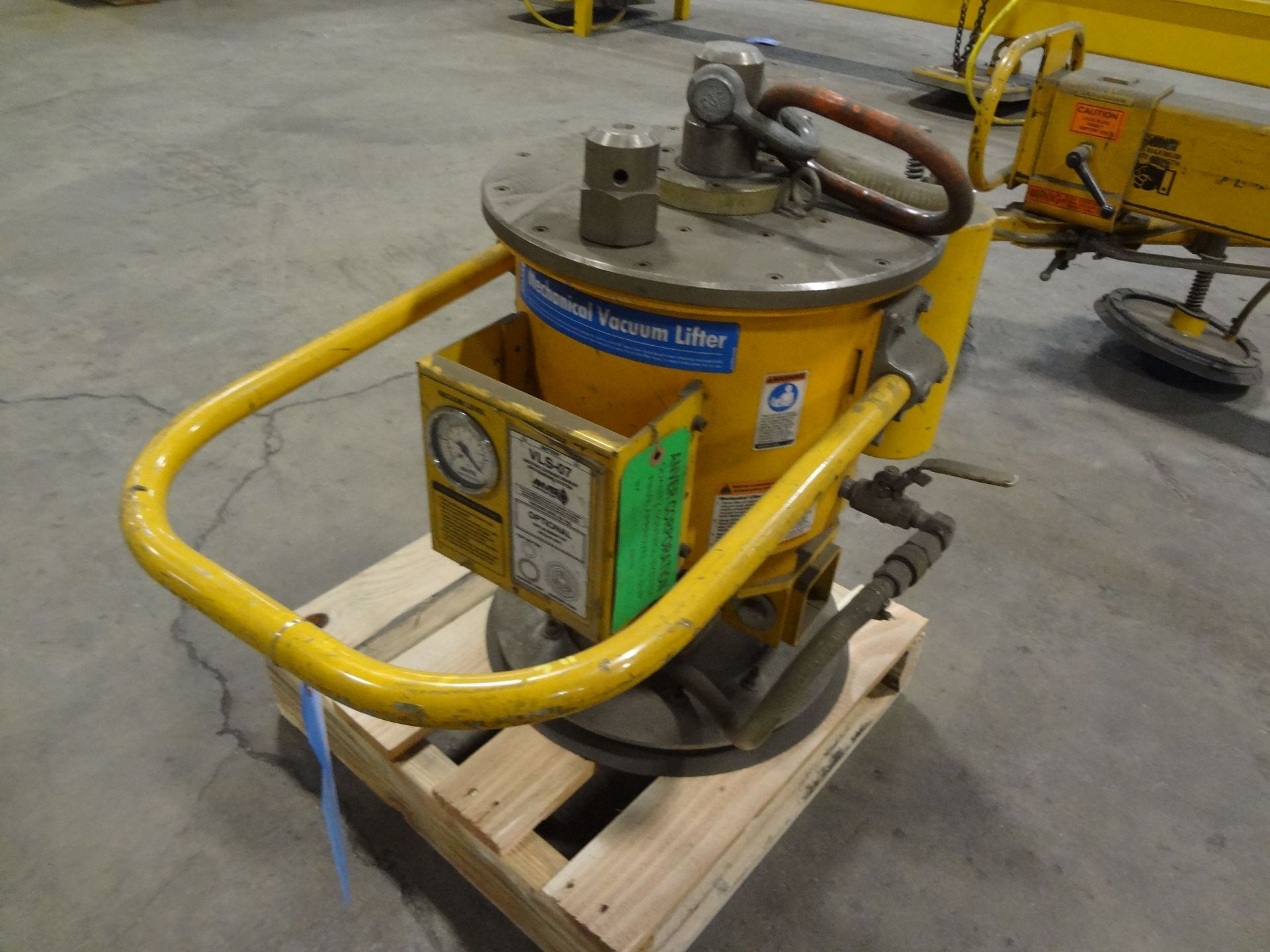 750 LB ANVER MODEL VLM-W/PA145-5-3 SINGLE CUP VACUUM LIFTER - Image 2 of 4