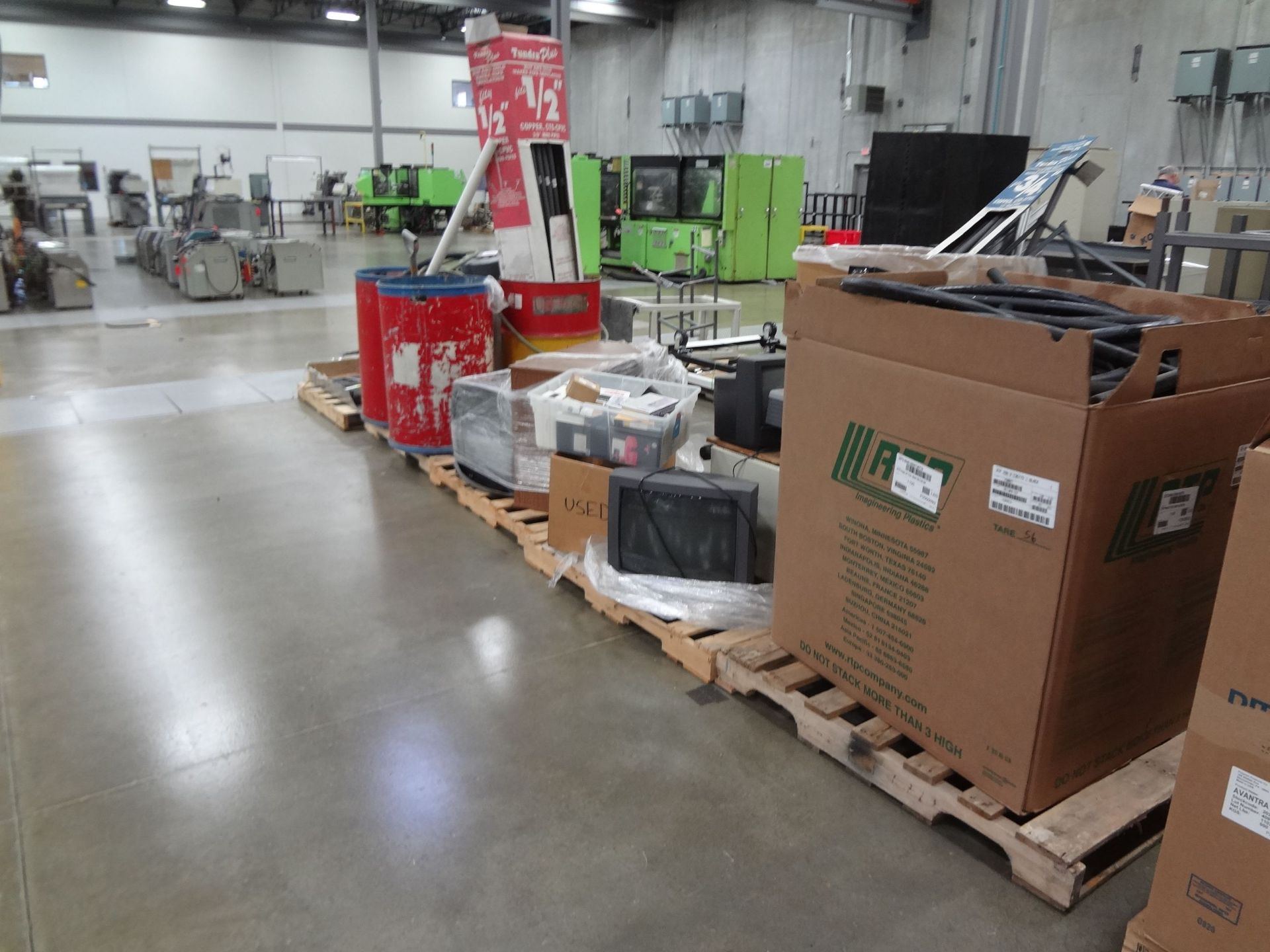 (LOT) (9) PALLETS MISCELLANEOUS EQUIPMENT INCLUDING HOSE, AV EQUIPMENT AND CONVEYOR PARTS - Image 3 of 3