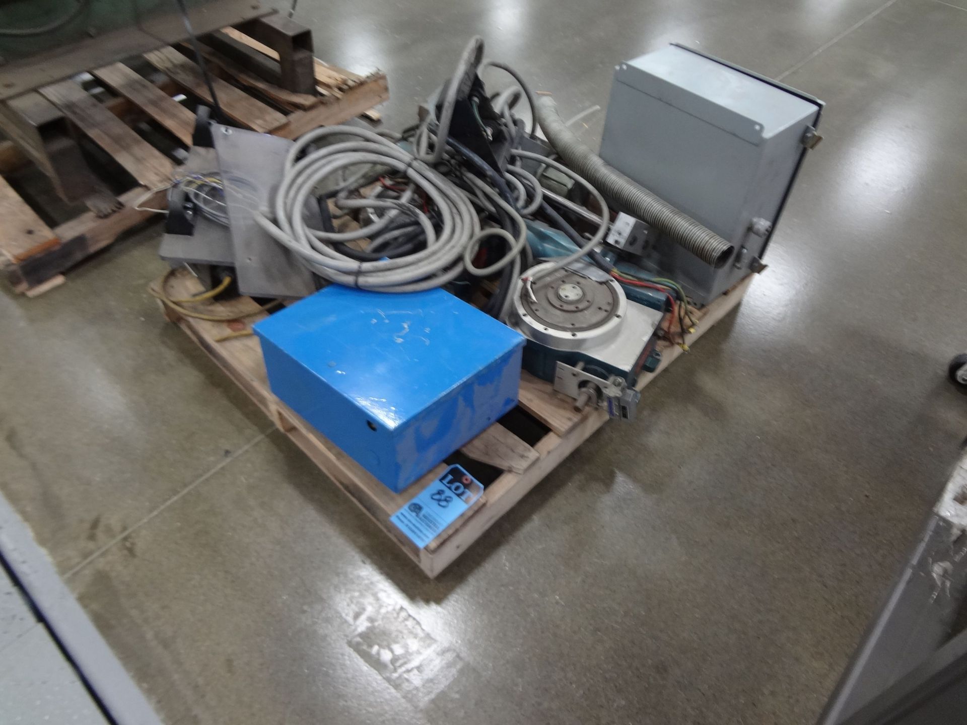 (LOT) MISCELLANEOUS EQUIPMENT INCLUDING; (2) 9" CAMCO INDEXERS, VALLEY ELECTRO MAGNETS, MOTORS,