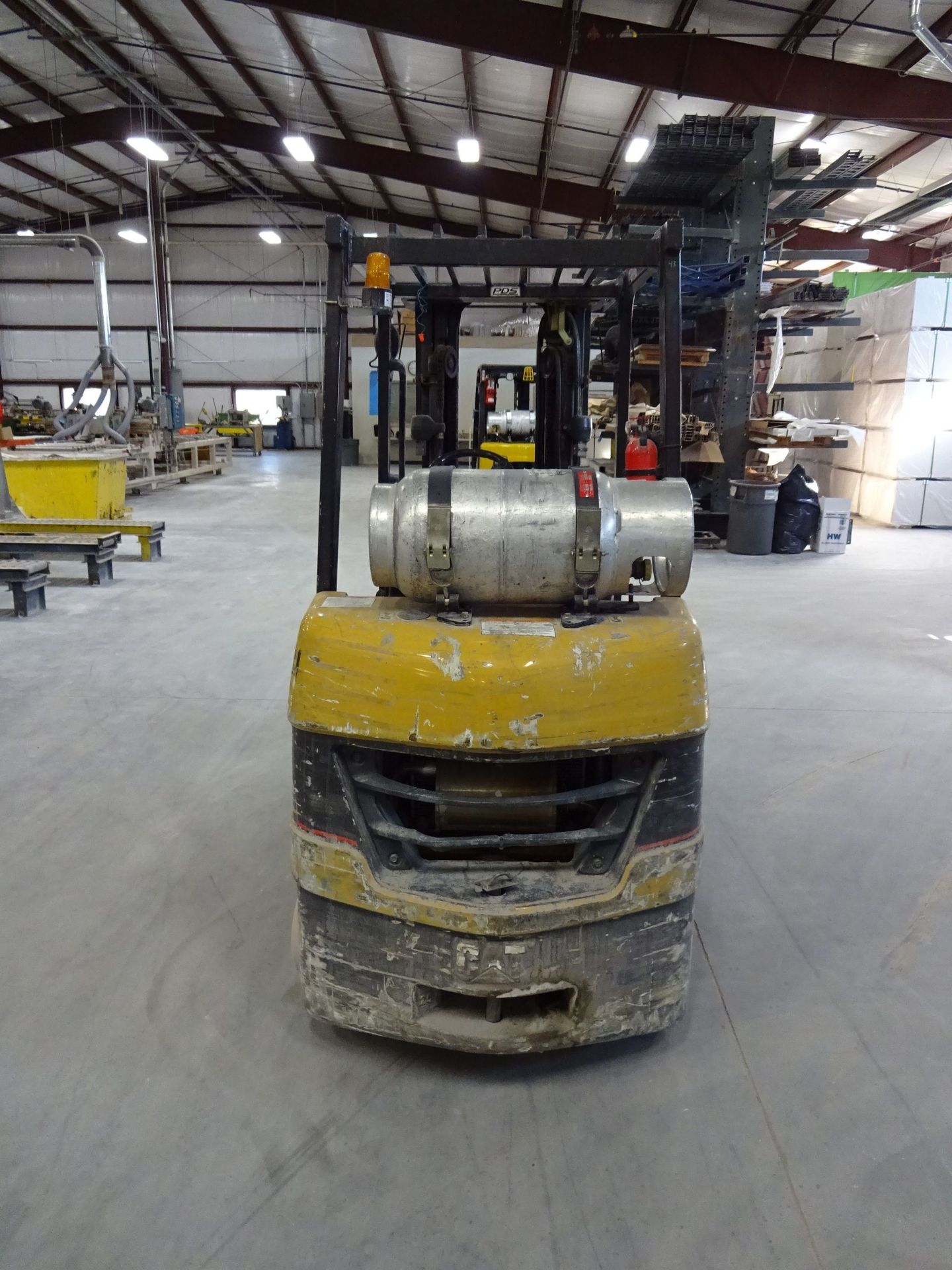 5,000 LB. CATERPILLAR MODEL C5000 SOLID TIRE LP GAS THREE-STAGE LIFT TRUCK; S/N AT9001857, 6,255 - Image 5 of 8