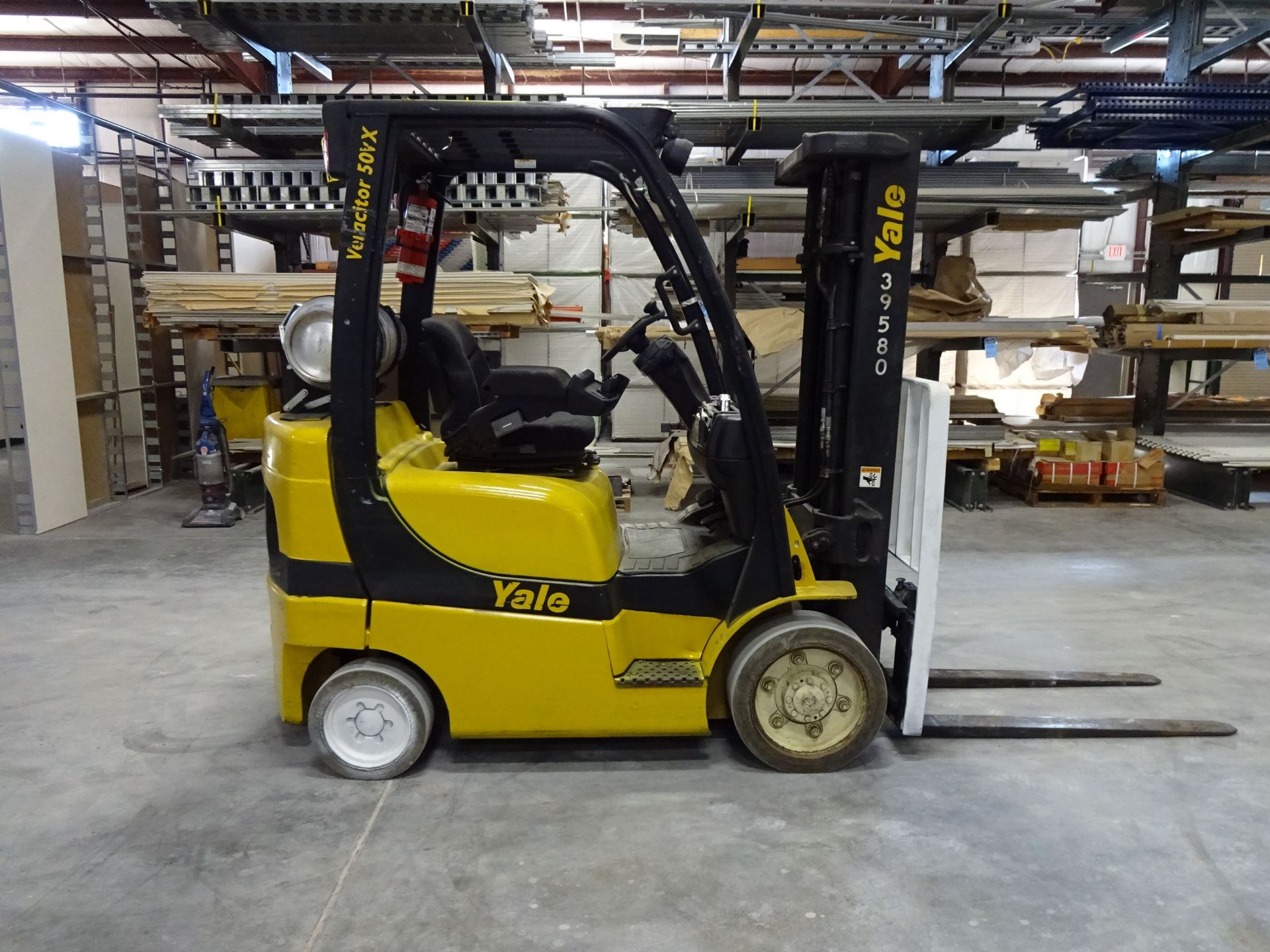 5,000 LB. YALE MODEL GLC050 SOLID TIRE LP GAS LIFT TRUCK; S/N A910V13076F, 14,864 HOURS SHOWING (NEW - Image 4 of 9