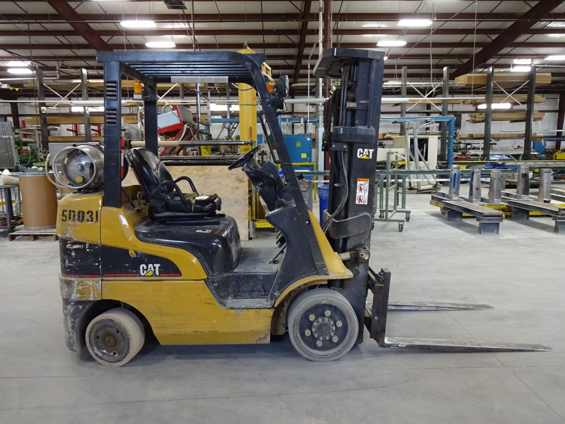 5,000 LB. CATERPILLAR MODEL C5000 SOLID TIRE LP GAS THREE-STAGE LIFT TRUCK; S/N AT9001857, 6,255 - Image 6 of 8