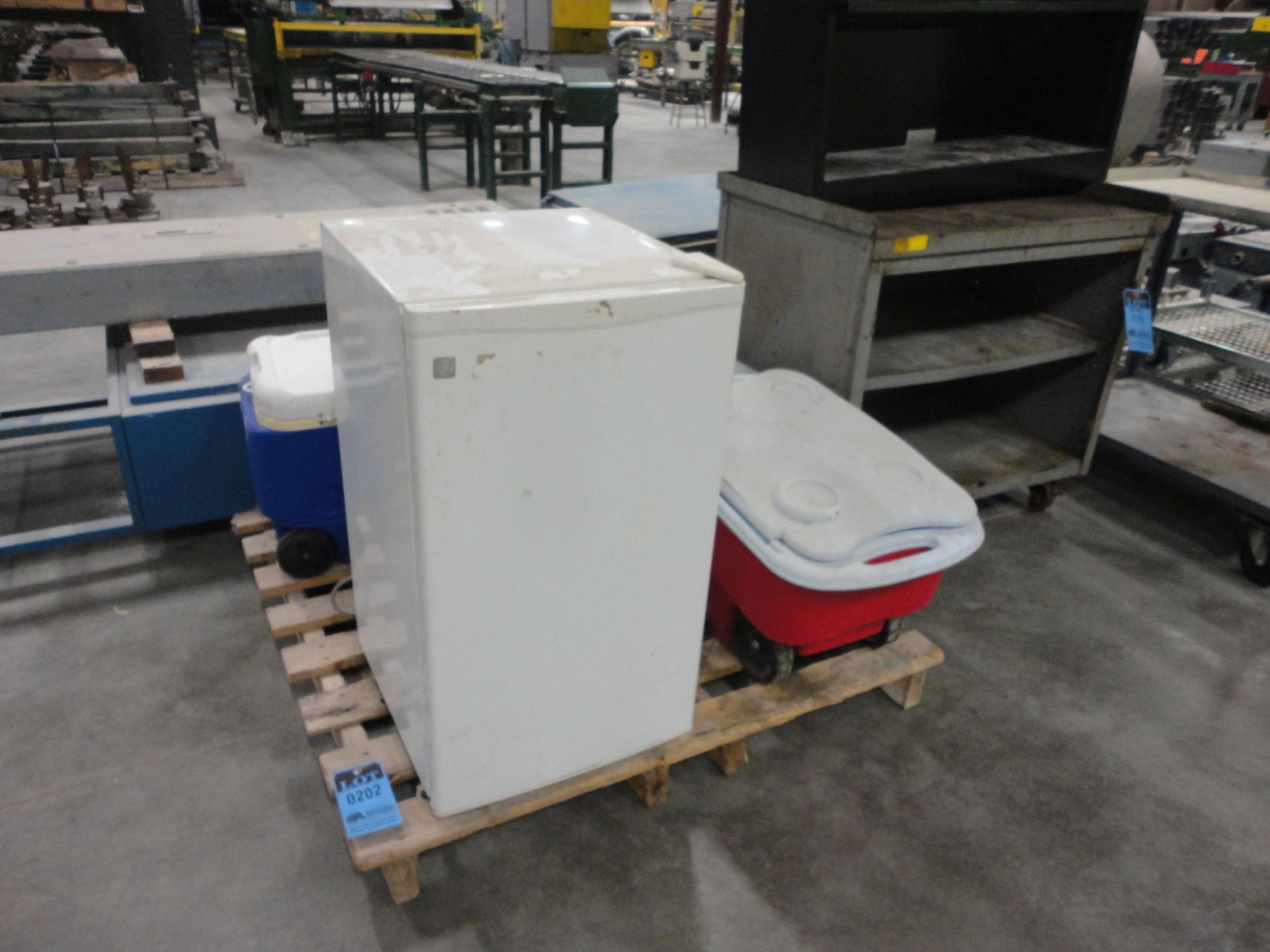 GE MINI REFRIGERATOR WITH (3) COOLERS