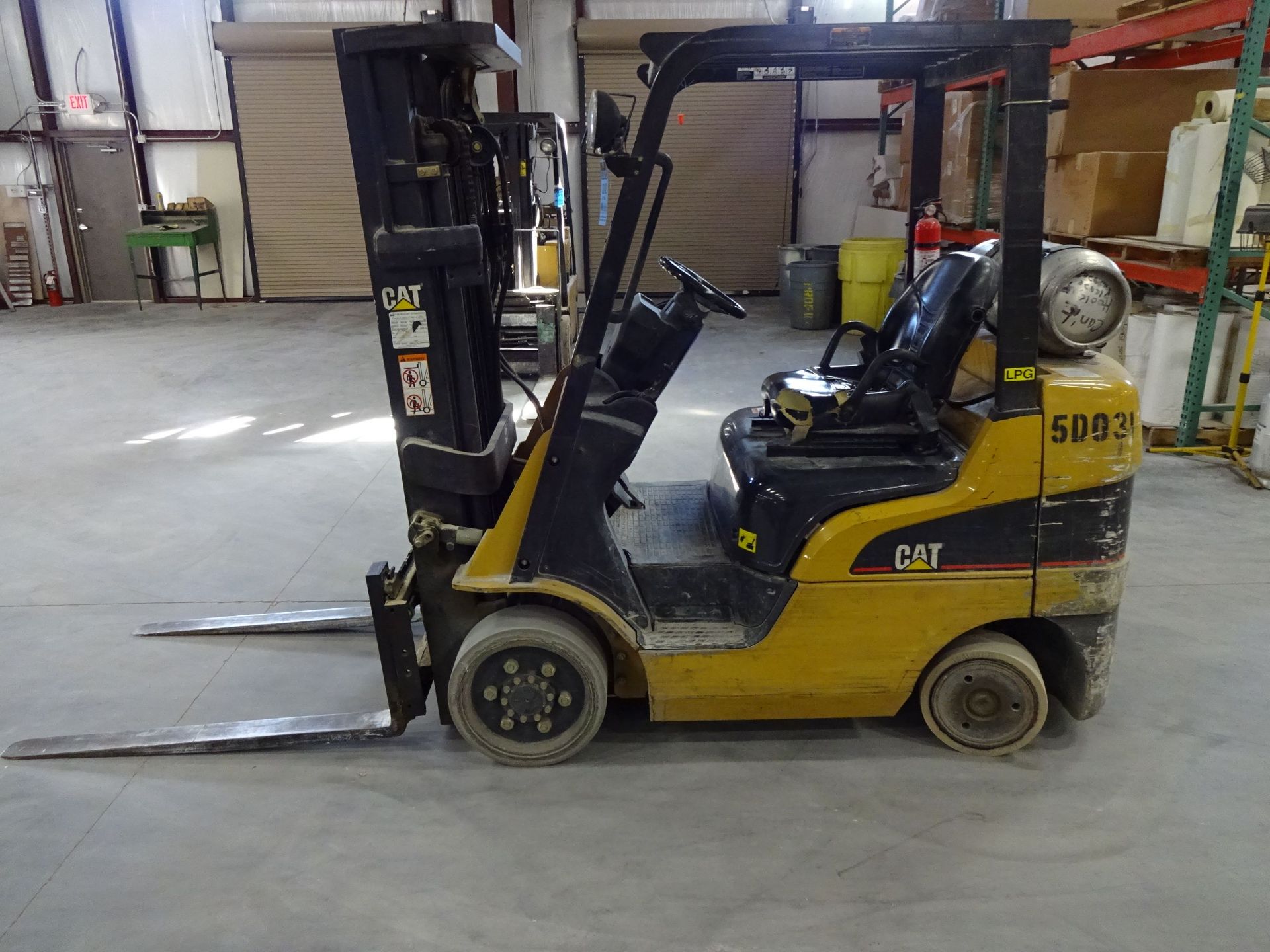 5,000 LB. CATERPILLAR MODEL C5000 SOLID TIRE LP GAS THREE-STAGE LIFT TRUCK; S/N AT9001857, 6,255 - Image 4 of 8