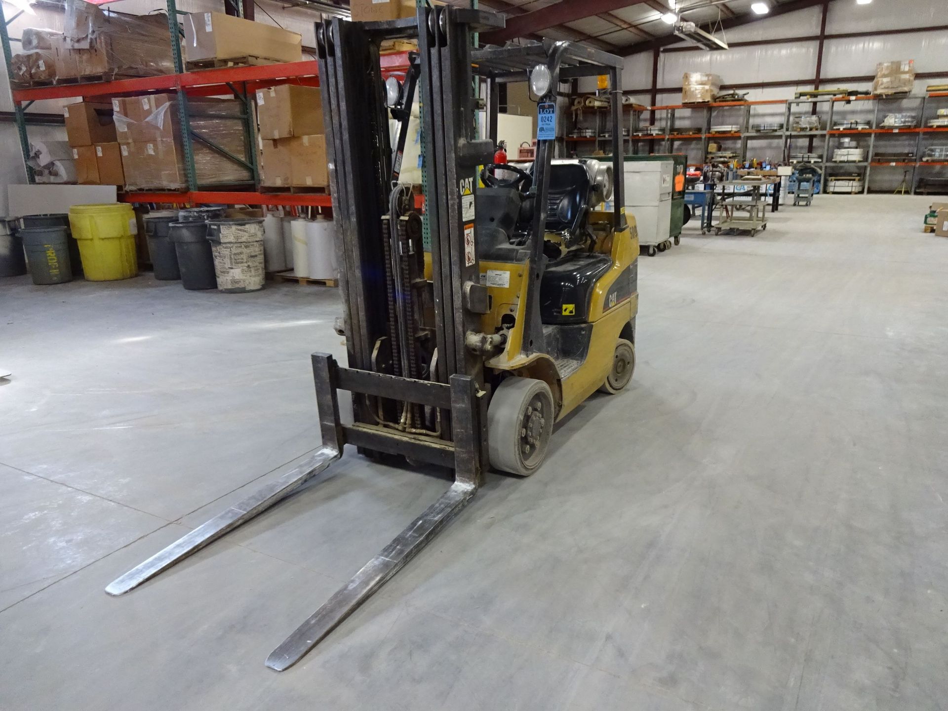 5,000 LB. CATERPILLAR MODEL C5000 SOLID TIRE LP GAS THREE-STAGE LIFT TRUCK; S/N AT9001857, 6,255 - Image 3 of 8