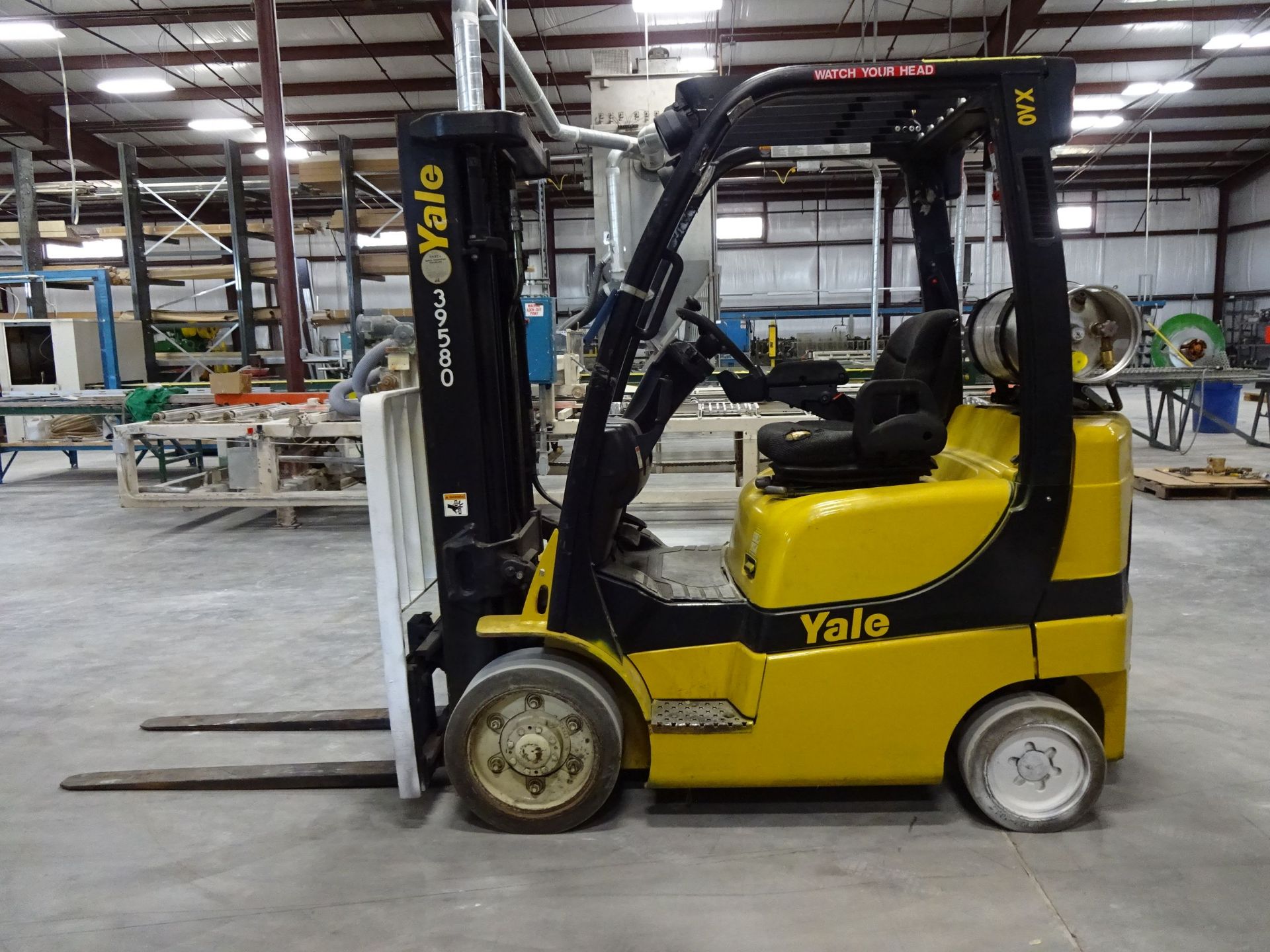5,000 LB. YALE MODEL GLC050 SOLID TIRE LP GAS LIFT TRUCK; S/N A910V13076F, 14,864 HOURS SHOWING (NEW - Image 6 of 9