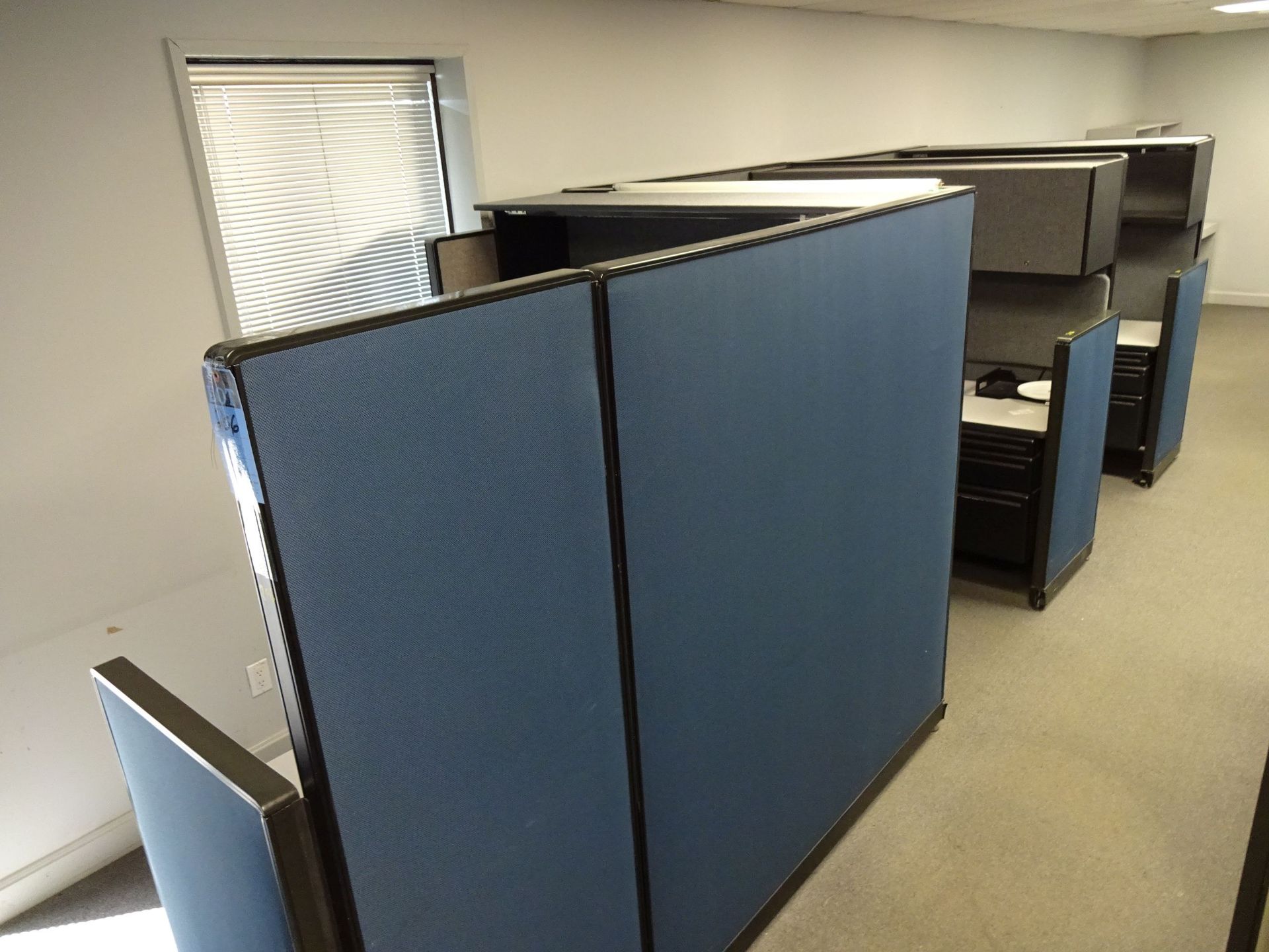 (LOT) HERMAN MILLER 3-PERSON CUBICLE SET UP, 5' X 18' OVERALL FOOTPRINT