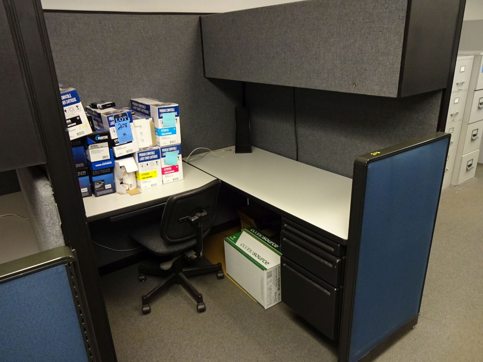 (LOT) HERMAN MILLER 3-PERSON CUBICLE SET UP, 5' X 18' OVERALL FOOTPRINT - Image 4 of 4