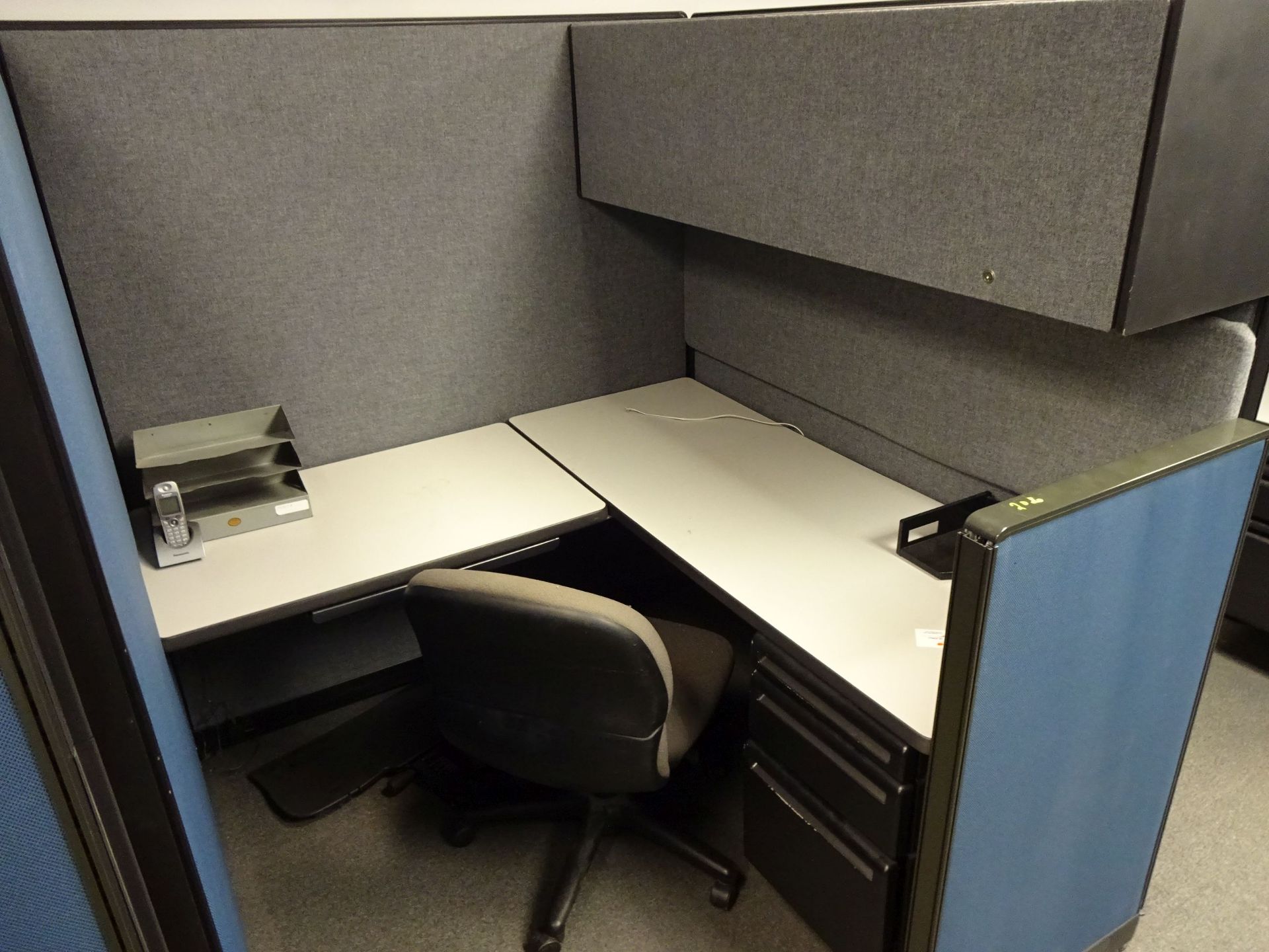 (LOT) HERMAN MILLER 3-PERSON CUBICLE SET UP, 5' X 18' OVERALL FOOTPRINT - Image 3 of 4