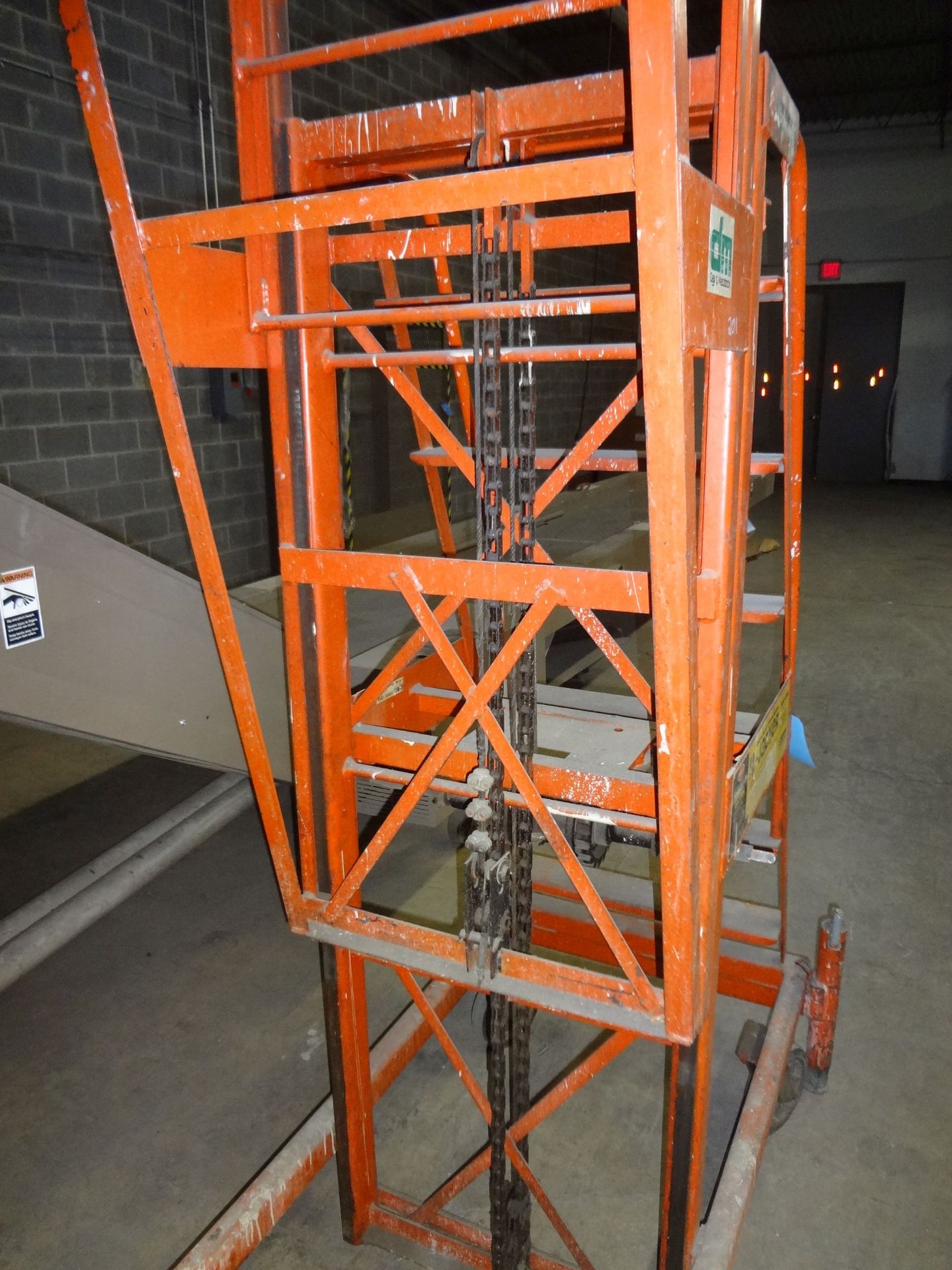 300 LB. CAPACITY X 15' MAX LIFT HEIGHT ECONOMY "HI-JACKER" MANUAL HAND CRANK MAN LIFT **LOCATED AT - Image 5 of 6