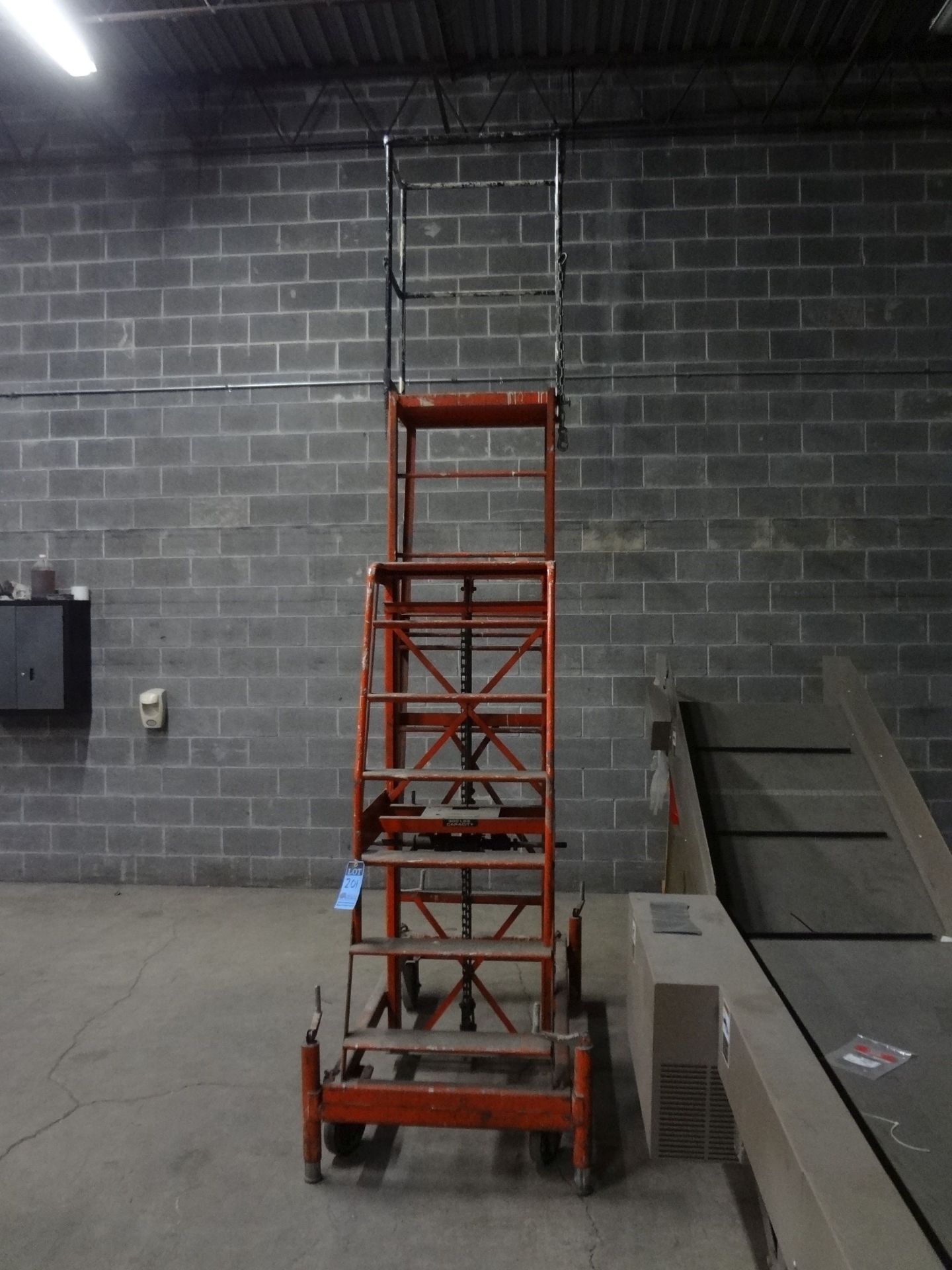 300 LB. CAPACITY X 15' MAX LIFT HEIGHT ECONOMY "HI-JACKER" MANUAL HAND CRANK MAN LIFT **LOCATED AT - Image 3 of 6