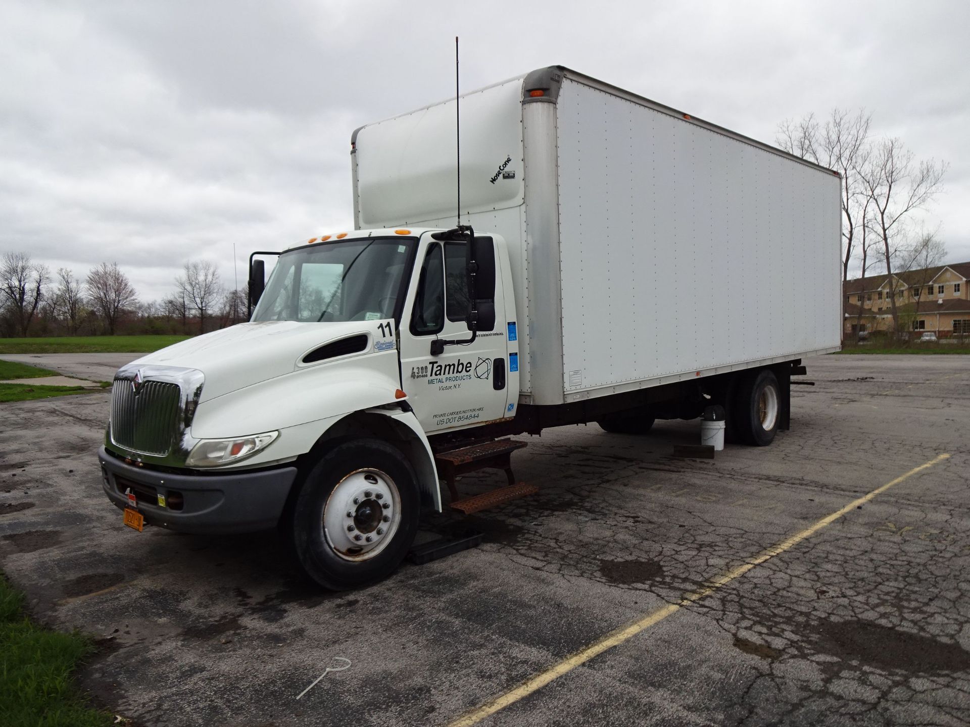 2005 INTERNATIONAL MODEL 4300 DT466 30' BOX DIESEL TRUCK; VIN # 1HTMMAM05H166611, DIESEL ENGINE, 6-