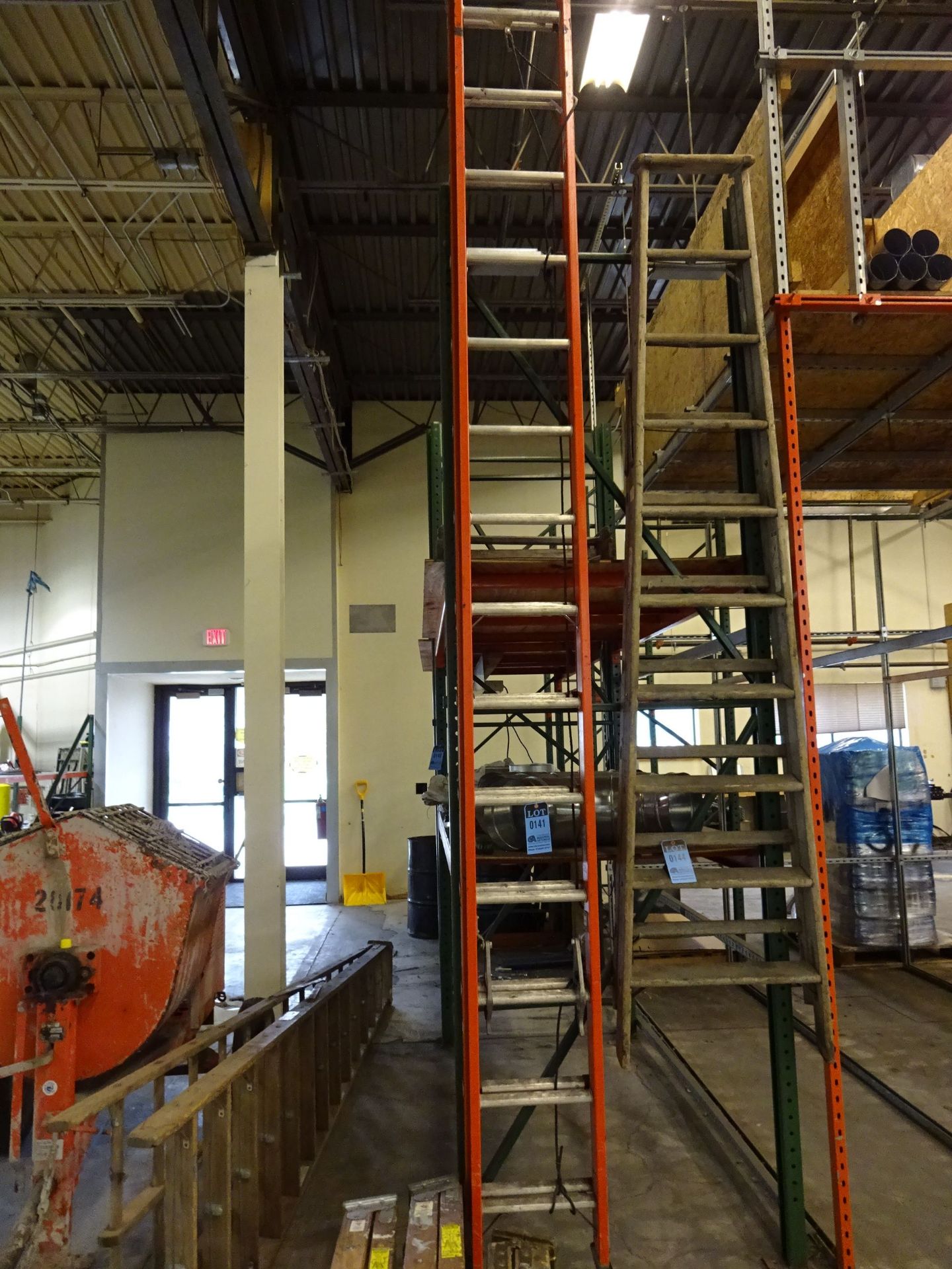 28' LOUISVILLE FIBERGLASS EXTENSION LADDER