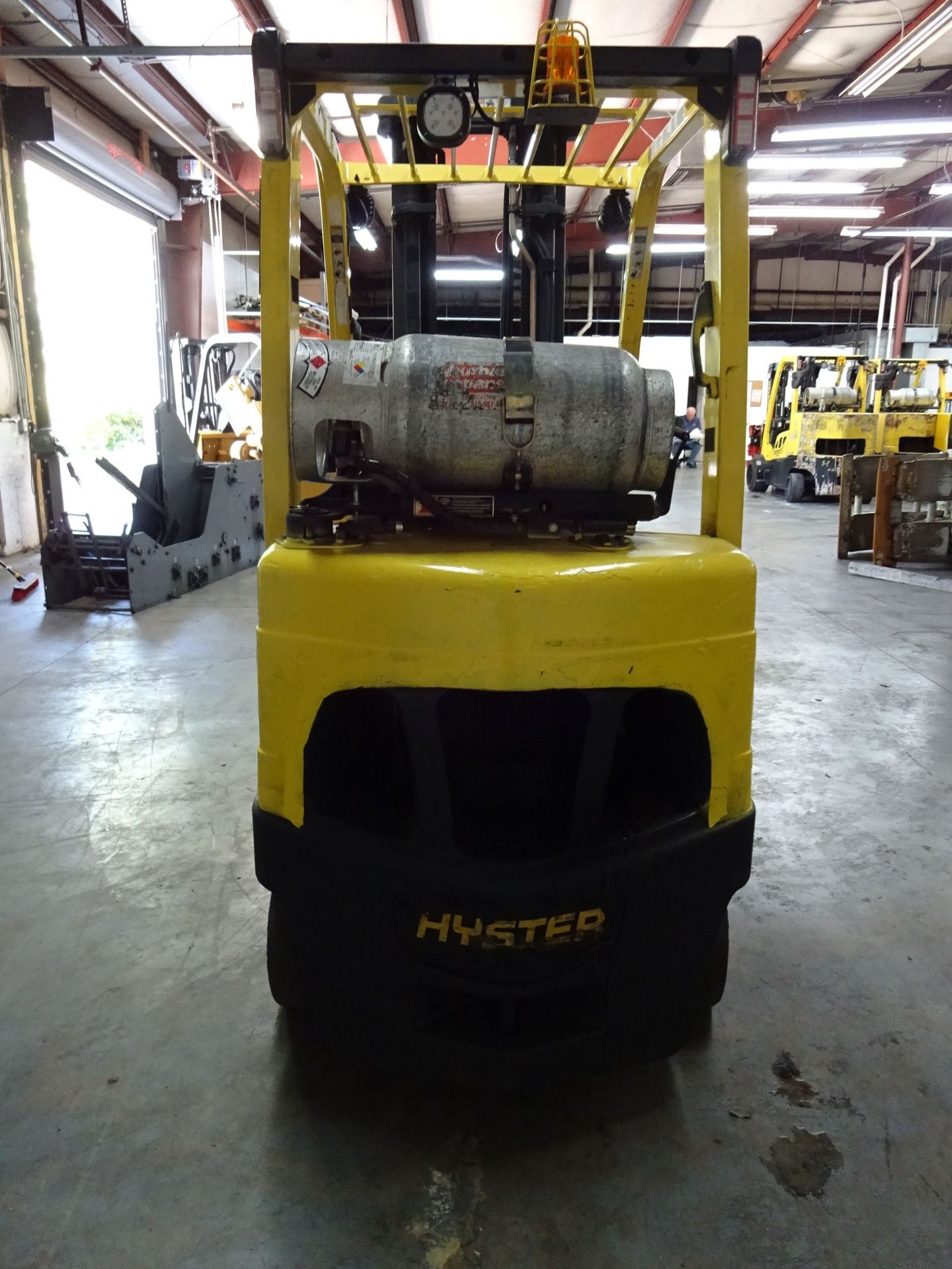 6,000 LB. HYSTER MDOEL S60FT SOLID TIRE LP GAS LIFT TRUCK; S/N F187V17319J (13,865 HOURS), 3-STAGE - Image 6 of 11