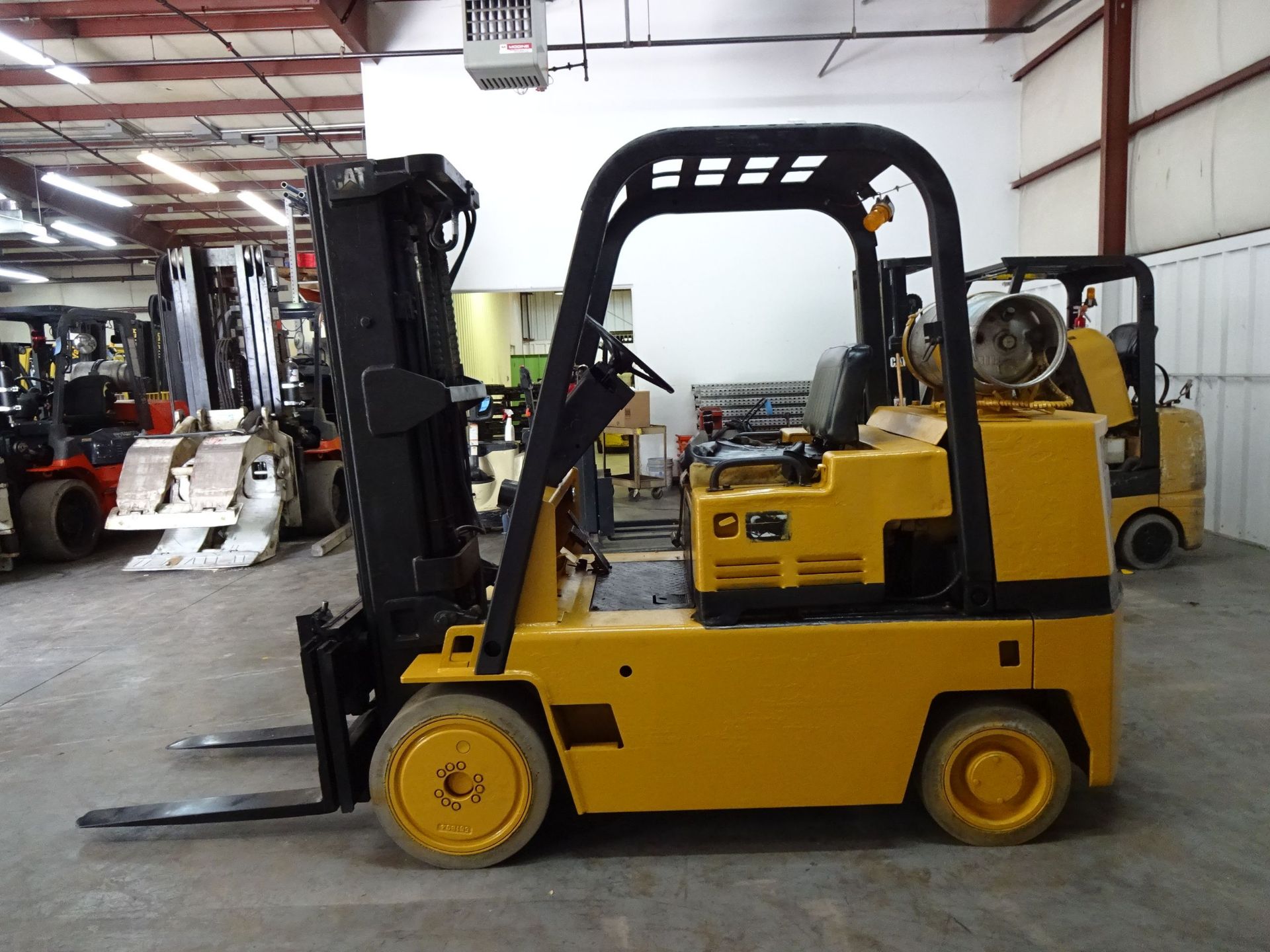 8,000 LB. CATERPILLAR MODEL T80D SOLID TIRE LP GAS LIFT TRUCK; S/N 5KB02549 (14,776 HOURS), 3- - Image 8 of 11