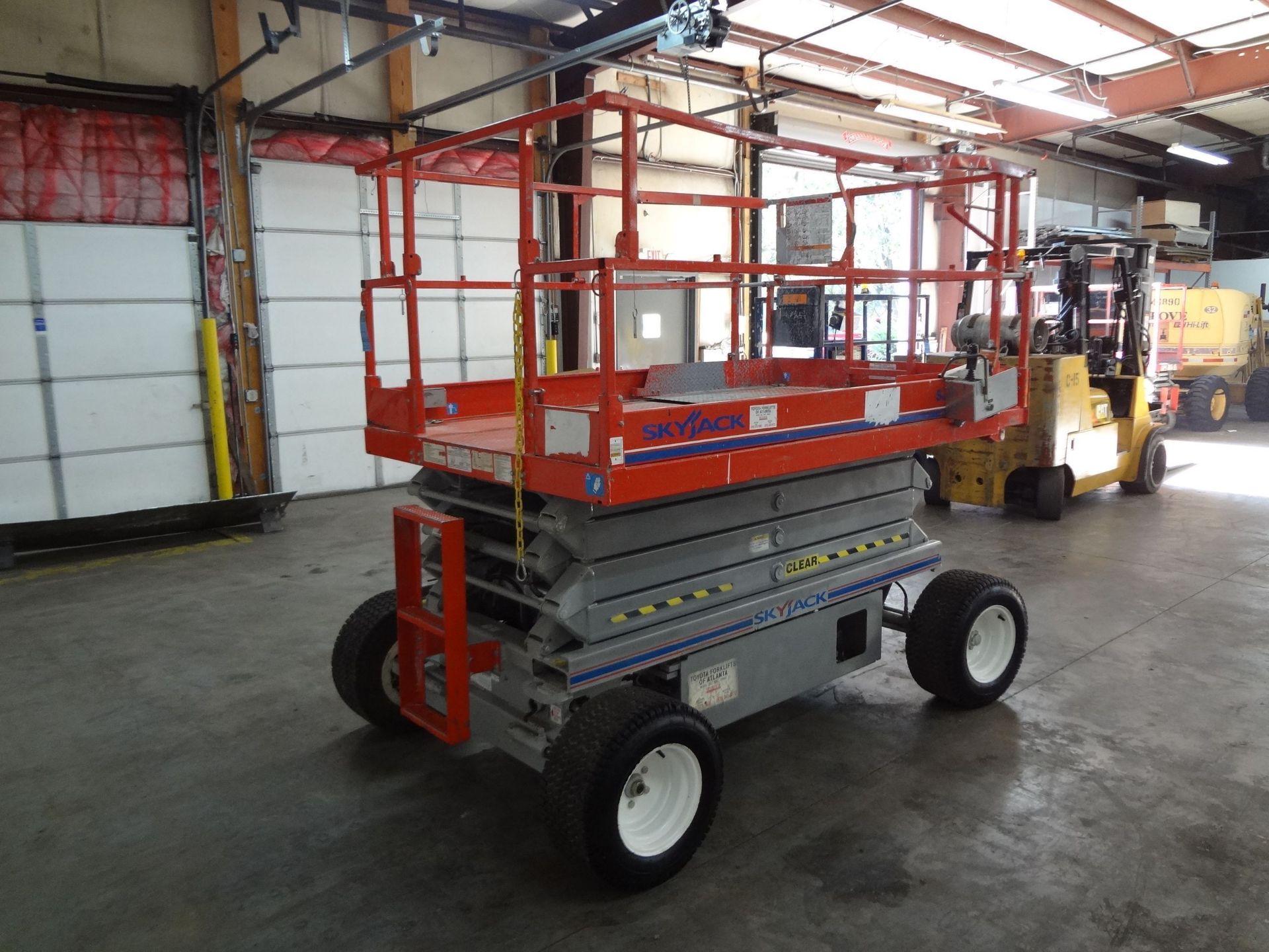 SKYJACK MODEL SJIII 6826 ROUGH TERRAIN ELECTRIC POWER PNEUMATIC TIRE SCISSOR LIFT; S/N 75619, 59" - Image 4 of 9