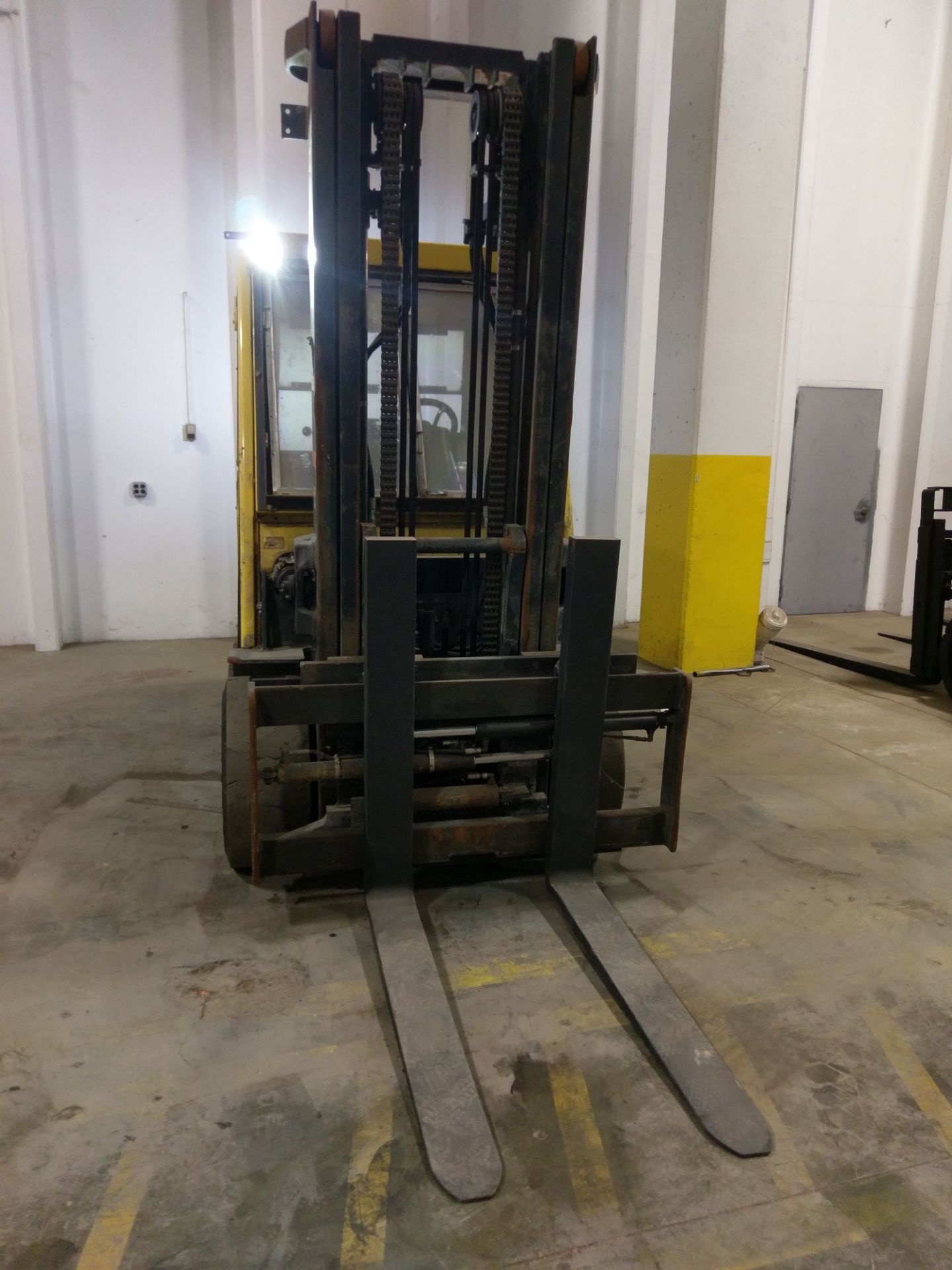 15,000 LB. HYSTER MODEL S155FT DIESEL POWER CUSHION TIRE LIFT TRUCK; S/N E024V02534J, 2-STAGE - Image 5 of 9