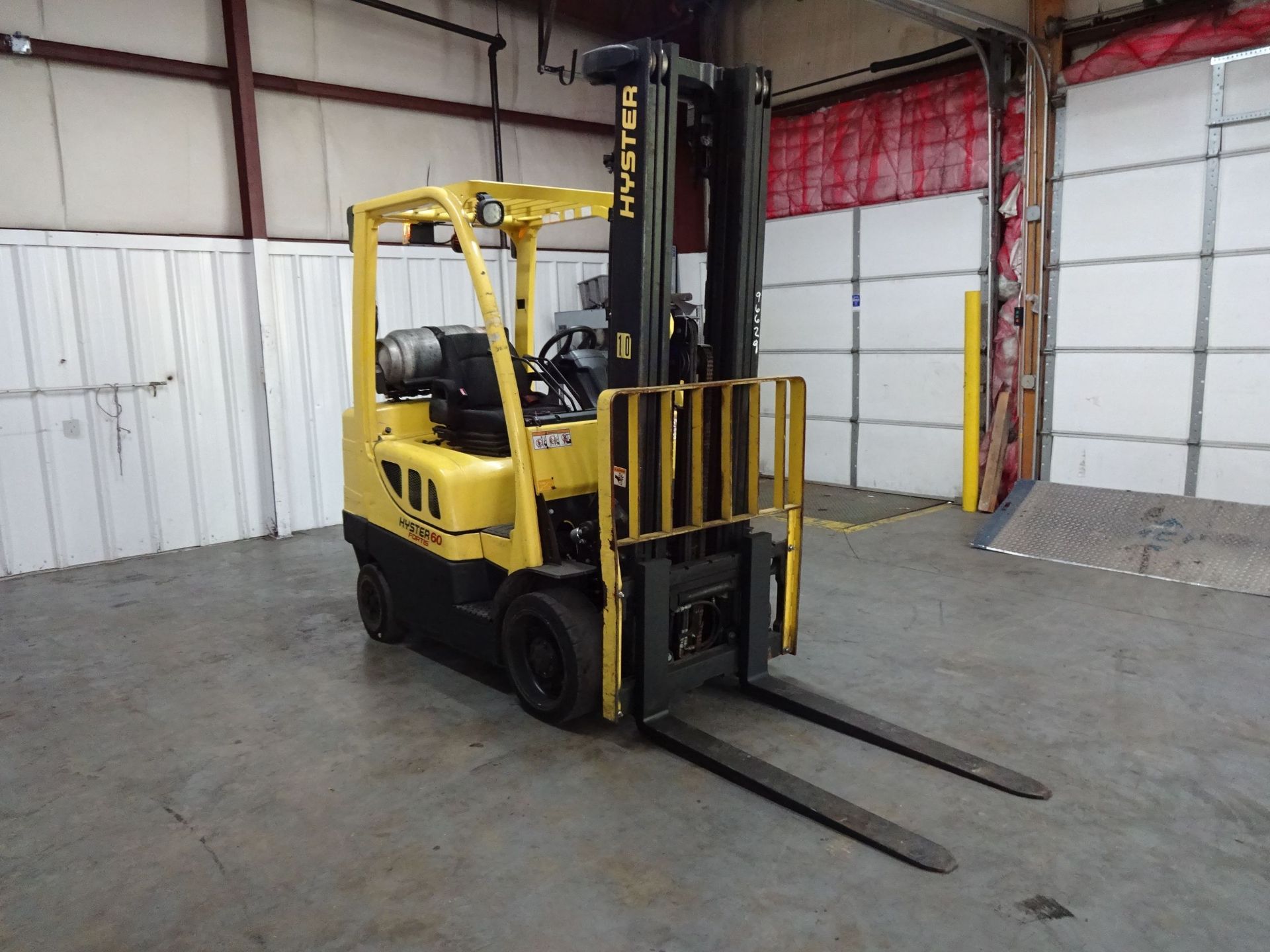 6,000 LB. HYSTER MDOEL S60FT SOLID TIRE LP GAS LIFT TRUCK; S/N F187V17319J (13,865 HOURS), 3-STAGE - Image 3 of 11