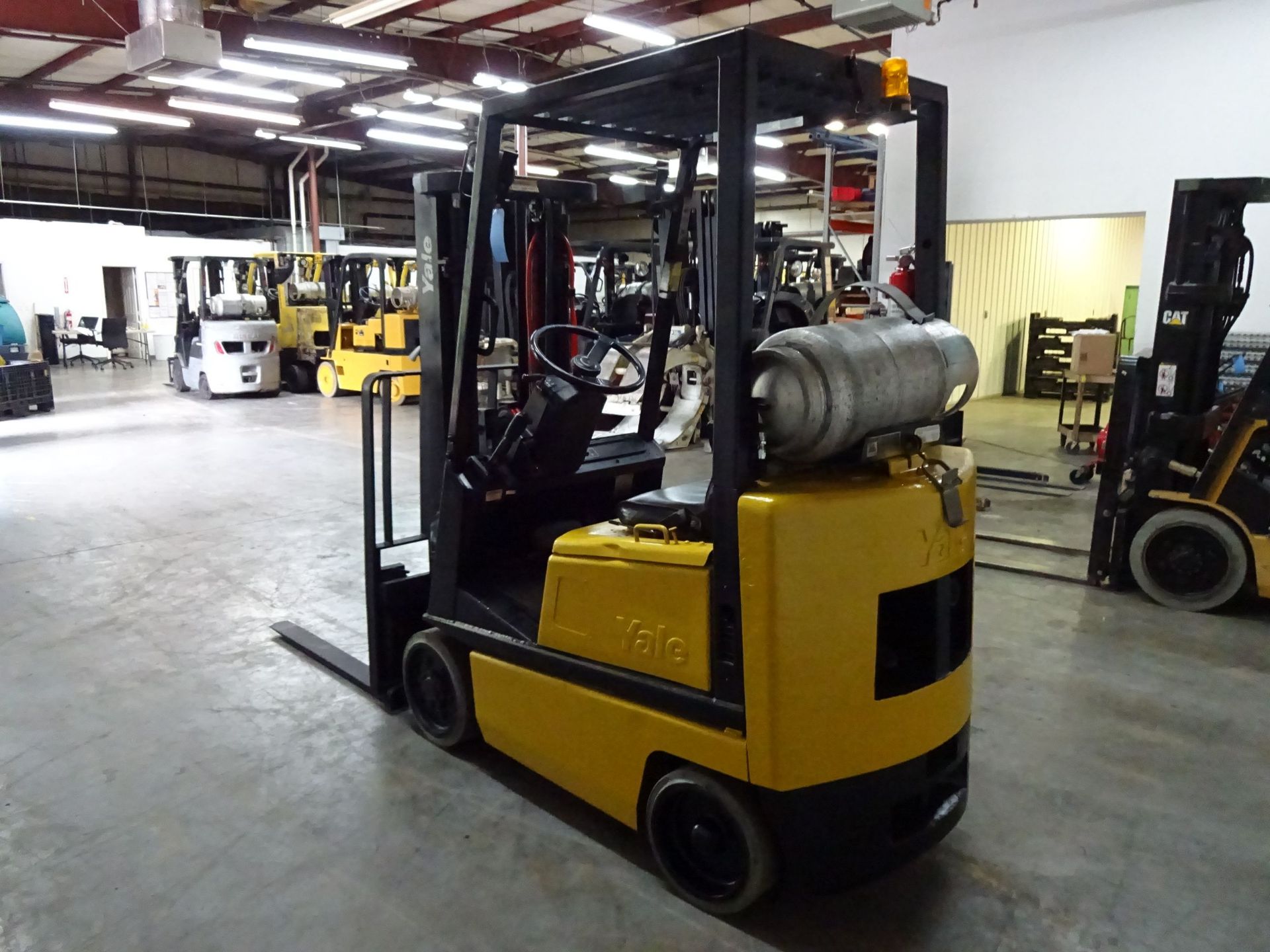 3,000 LB. YALE MODEL GLC030 SOLID TIRE LP GAS LIFT TRUCK; S/N A809N03856U (21,053 HOURS), 3-STAGE - Image 7 of 11