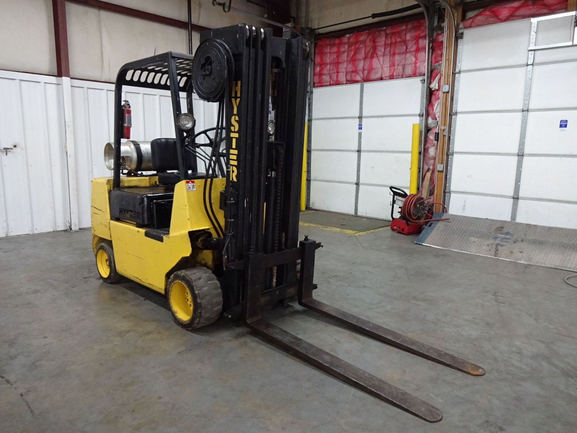 6,000 LB. HYSTER MODEL S60XL SOLID TIRE LP GAS LIFT TRUCK; S/N A187V15701K (1,179 HOURS), 4-STAGE - Image 3 of 11