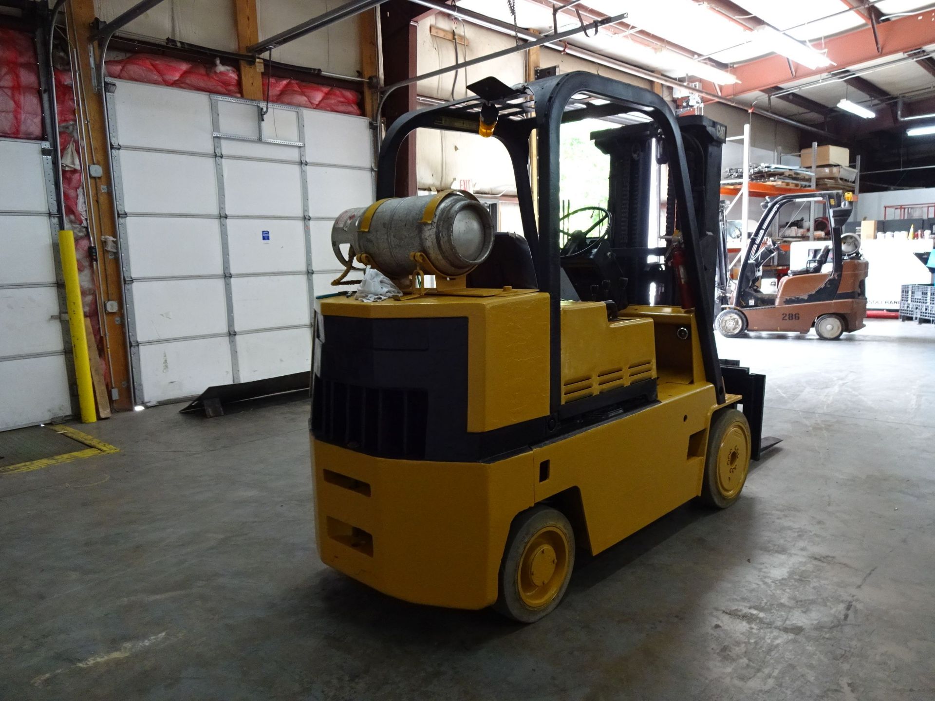 8,000 LB. CATERPILLAR MODEL T80D SOLID TIRE LP GAS LIFT TRUCK; S/N 5KB02549 (14,776 HOURS), 3- - Image 5 of 11